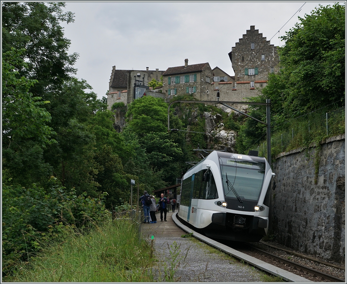 Der Thurbo GTW RABe 526 762-0 hat als S33 unterwegs von Schaffhausen nach Winterthur den Halt Schloss Laufen am Rheinfall erreicht.
18. Juni 2016