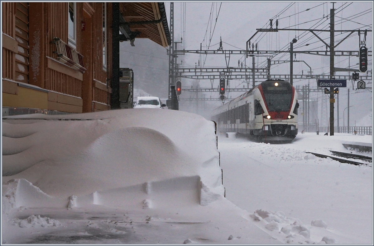 Der TILO RABe 524 103 erreicht als RE 4321 nach Lugano Göschenen.
5. Jan. 2017