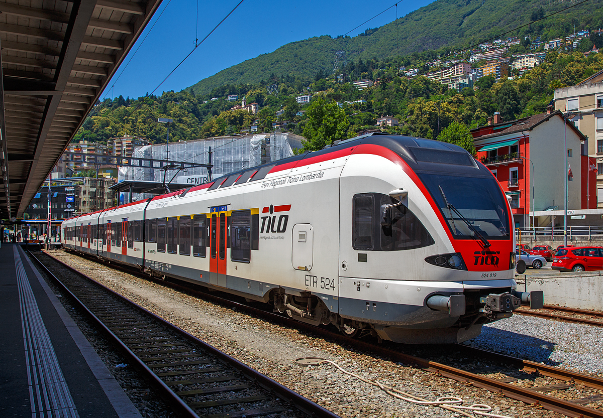 
Der Tilo (Treni Regionali Ticino Lombardia) ETR 525 (SBB 523 019) am 22.06.2016 im Bahnhof Locarno. 

Der vierteilige Stadler FLIRT ist für den grenzüberschreitenden Einsatz mit zwei Stromsystemen ausgerüstet (Schweiz: 15KV Wechselstrom; Italien: 3KV Gleichstrom). Die TILO SA (Treni Regionali Ticino Lombardia) ist ein 2004 gegründetes Tochterunternehmen der SBB und der Trenitalia mit Sitz im schweizerischen Chiasso.