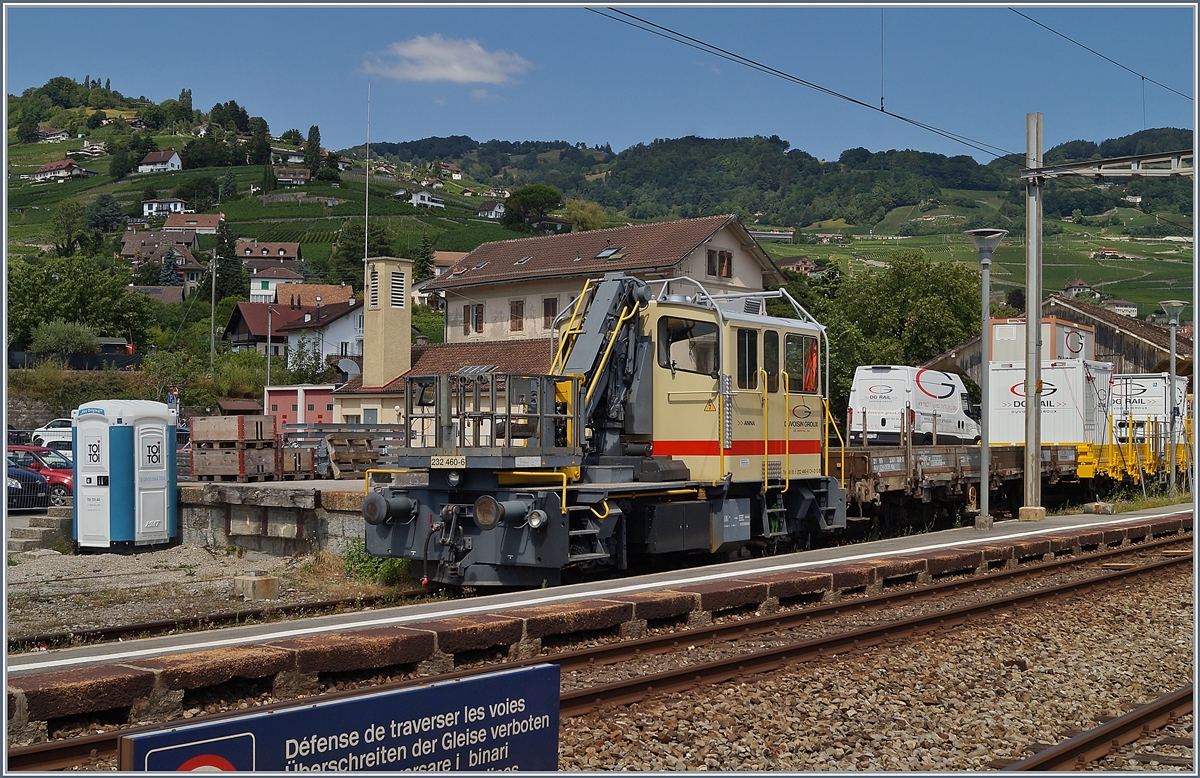 Der Tm 232 460  Anna  der DG Rental SA wartet in Cully auf neue Aufgaben. Zur Vervollständigung hier noch die UIC N°: Tm 98 85 5 232 460-6 CH- D G B .

30. Juli 2019