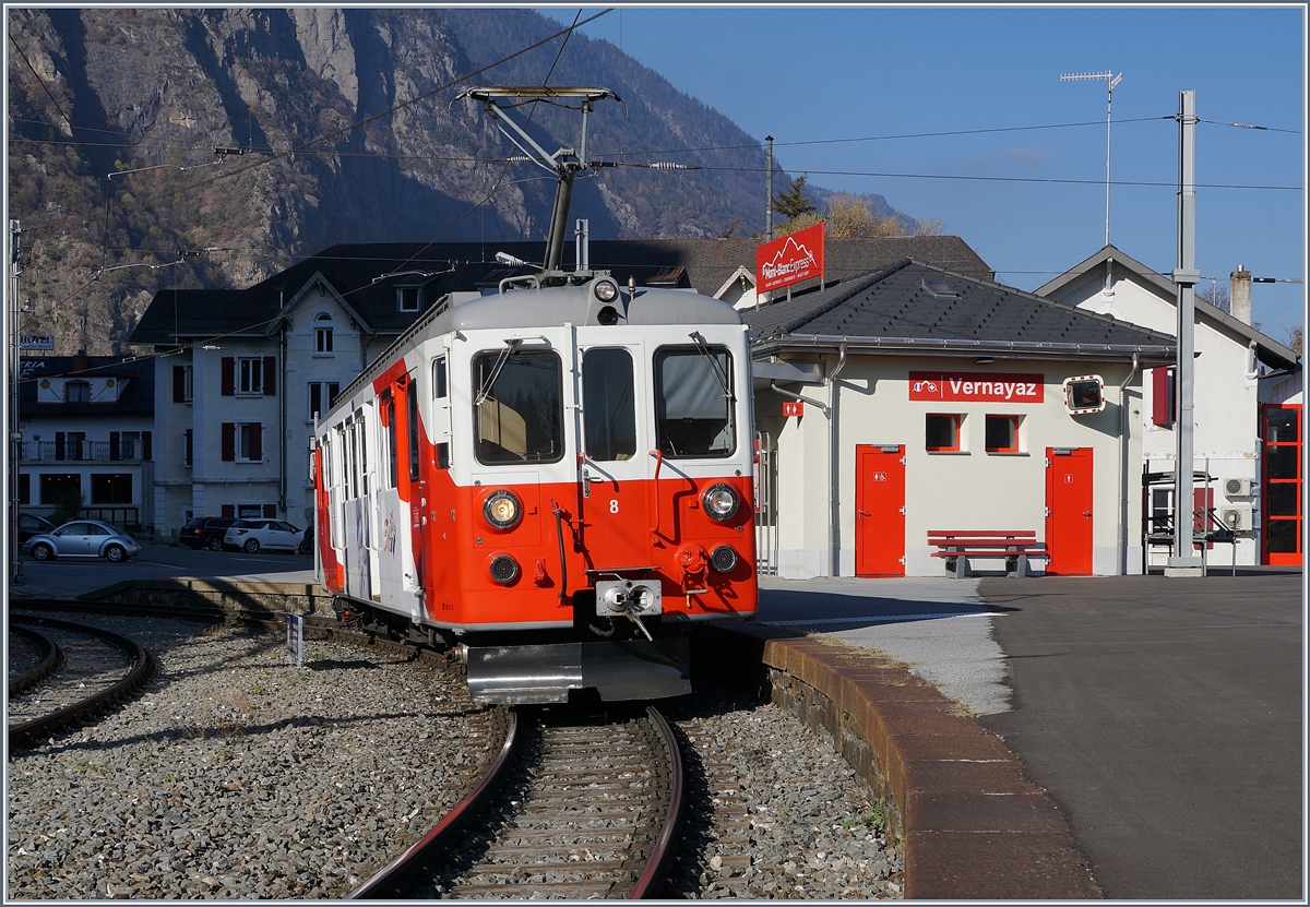 Der TMR / MC BDeh 4/4 N° 8 (TSI Nr: 90 85 838 0008-5) im Baustellenbedingten Pendel-Verkehr Vernayaz MC - Martigny - Vernayaz MC beim Aufenthalt in Vernayaz MC. Dieser Aufenthalt dauerte eine guten halbe Stunde, dann fuhr der Triebwagen die 4.8 Kilometer nach Martiny und kehrte nach einem kurzen Aufenthalt von dort wieder zurück.

Die drei ersten Triebwagen wurden als ABDeh 4/4 N° 4, N° 5 und N° 6 im Jahre 1957 ausgeliefert, die beiden ABDeh 4/4 N° 7 und N° 8 folgten 1964. Nach dem Wegfall der 1. Klasse bei der MC wurde sie 1980 in BDeh 4/4 umbezeichnet. 

18. Nov. 2018 