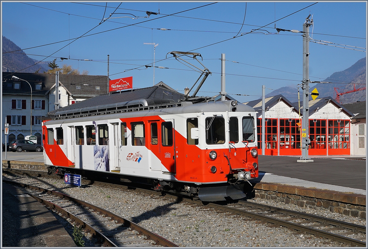 Der TMR / MC BDeh 4/4 N° 8 (TSI Nr: 90 85 838 0008-5) im Baustellenbedingten Pendel-Verkehr Vernayaz MC - Martigny - Vernayaz MC beim Aufenthalt in Vernayaz MC. Dieser Aufenthalt dauerte eine guten halbe Stunde, dann fuhr der Triebwagen die 4.8 Kilometer nach Martiny und kehrte nach einem kurzen Aufenthalt von dort wieder zurück. Die drei ersten Triebwagen wurden als ABDeh 4/4 N° 4, N° 5 und N° 6 im Jahre 1957 ausgeliefert, die beiden ABDeh 4/4 N° 7 und N° 8 folgten 1964. Nach dem Wegfall der 1. Klasse bei der MC wurde sie 1980 in BDeh 4/4 umbezeichnet.
Im Depot ist eine weiter BDeh 4/4 und der BDeh 4/4 501 zu erkennen.
18. Nov. 2018
