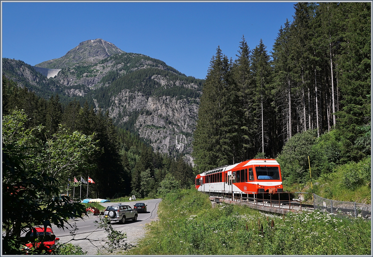 Der TMR Beh 4/8 N° 72 als Regionalzug 26222 von Martingy nach Vallorcine zwischen Châtelard und Vallorcine. Links oben im Bild ist Staumauer des Lac d'Emosson zu erkennen.

7. Juli 2020