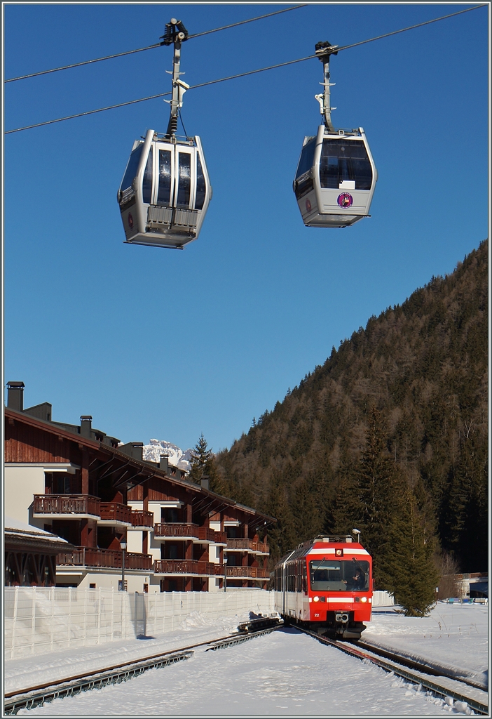 Der TMR Beh 4/8 (UIC 90 85 838 0822-8 CH TMRSA) erreicht als Regionalzug 26218 von Martigny kommend sein Ziel Vallorcine.
20. Feb. 2015