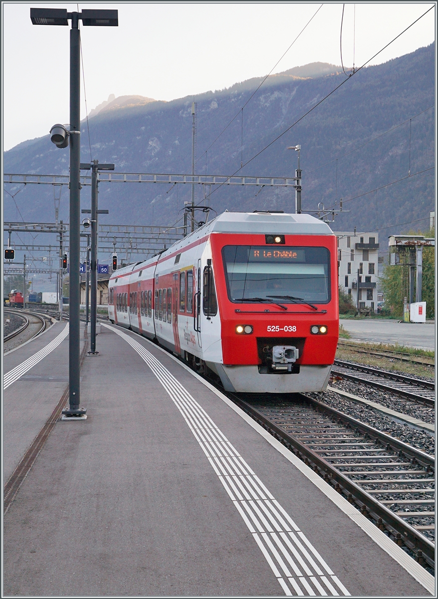 Der TMR Region Alps RABe 525 038 erreicht als Regionalzug von Le Châble kommend sein Ziel Martigny. 

30. Oktober 2024