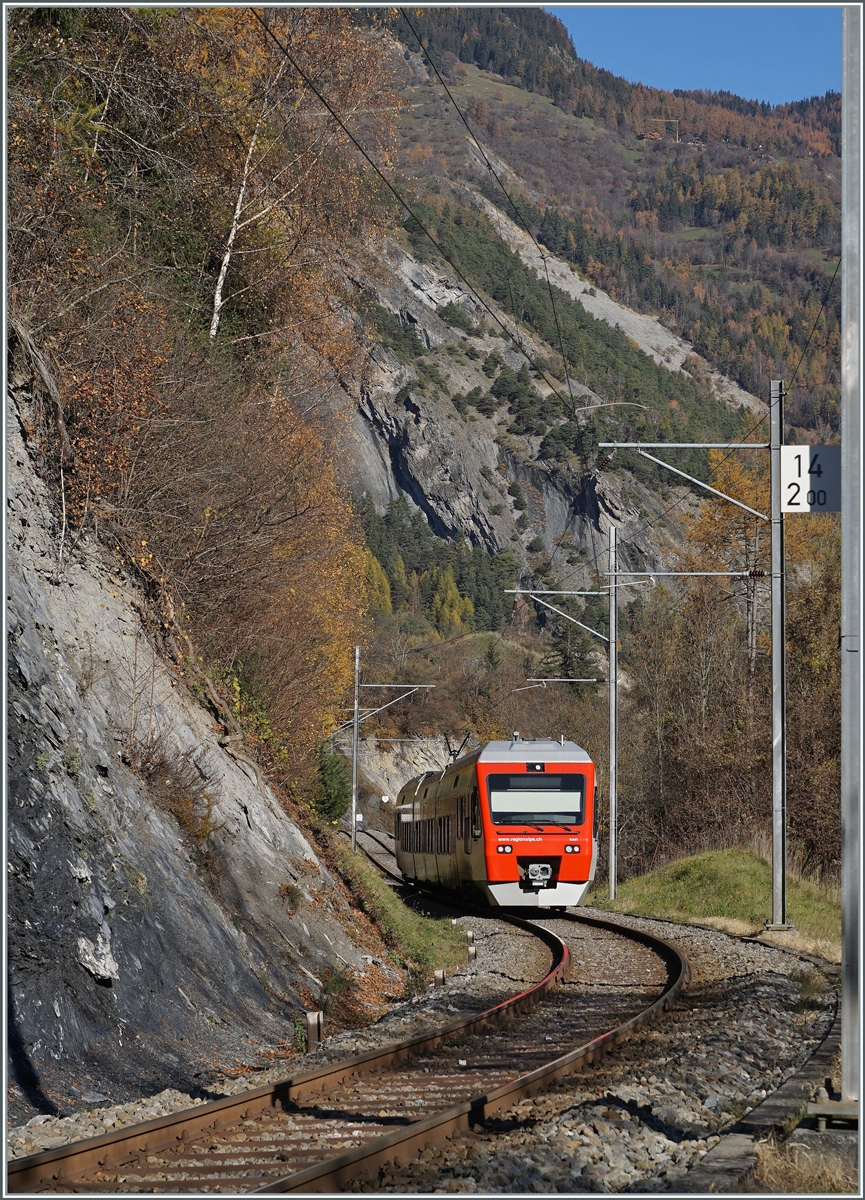 Der TMR RegionAlps RABe 525 041 (UIC 94 85 7525 041-0 CH-RA) ist auf der Fahrt von Orsières nach Sembrancher und hat bei Kilometer 14.200 sein Ziel schon fast erreicht. 

6. Nov. 2020