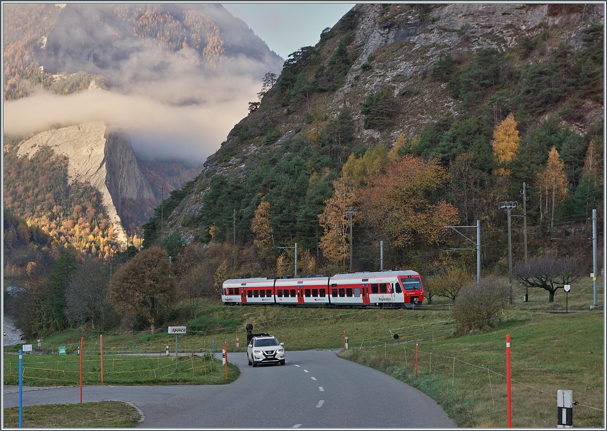 Der TMR RegionAlps RABe 525 038 ist von Le Châble nach Martingya kurz nach Etiez unterwegs. Noch liegt das Tal im Schatten, doch oberhalb von Sembrancher zieht der Nebel ab und es zeigt sich schon die Sonne am Berghang.

6. November 2020