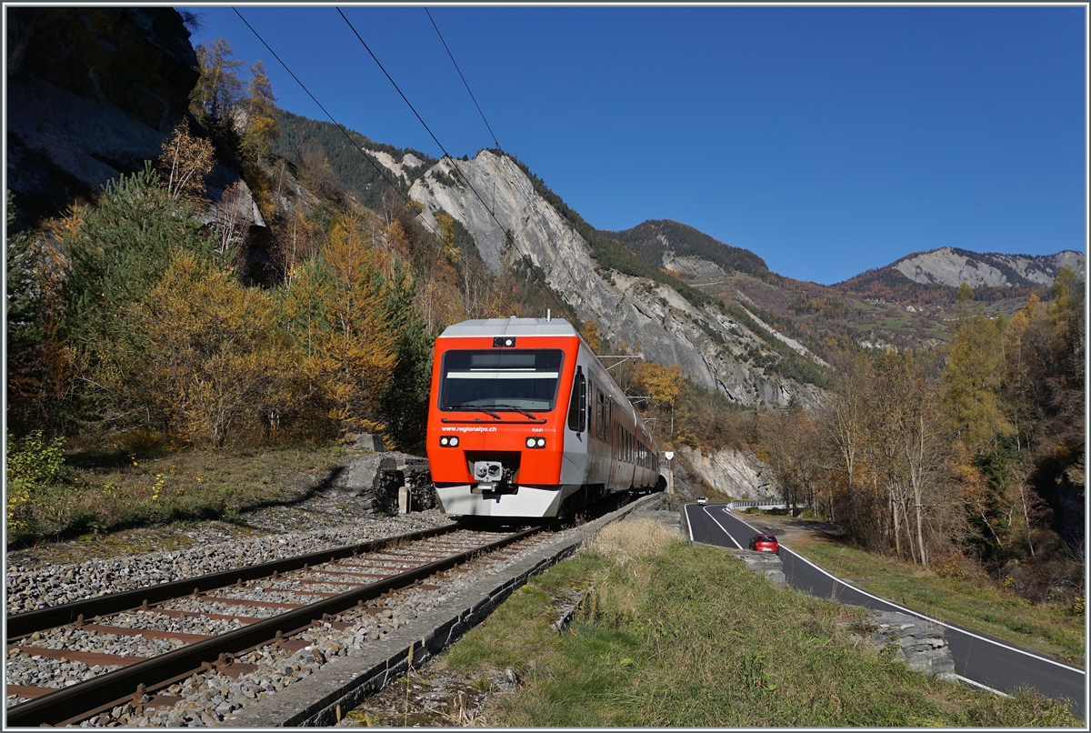 Der TMR RegionAlps RABe 525 041 (UIC 94 85 7525 041-0 CH-RA) hat Sembrancher verlassen und ist nun kurz nach der Abfahrt auf dem Weg nach Orsières.

6. Nov. 2020