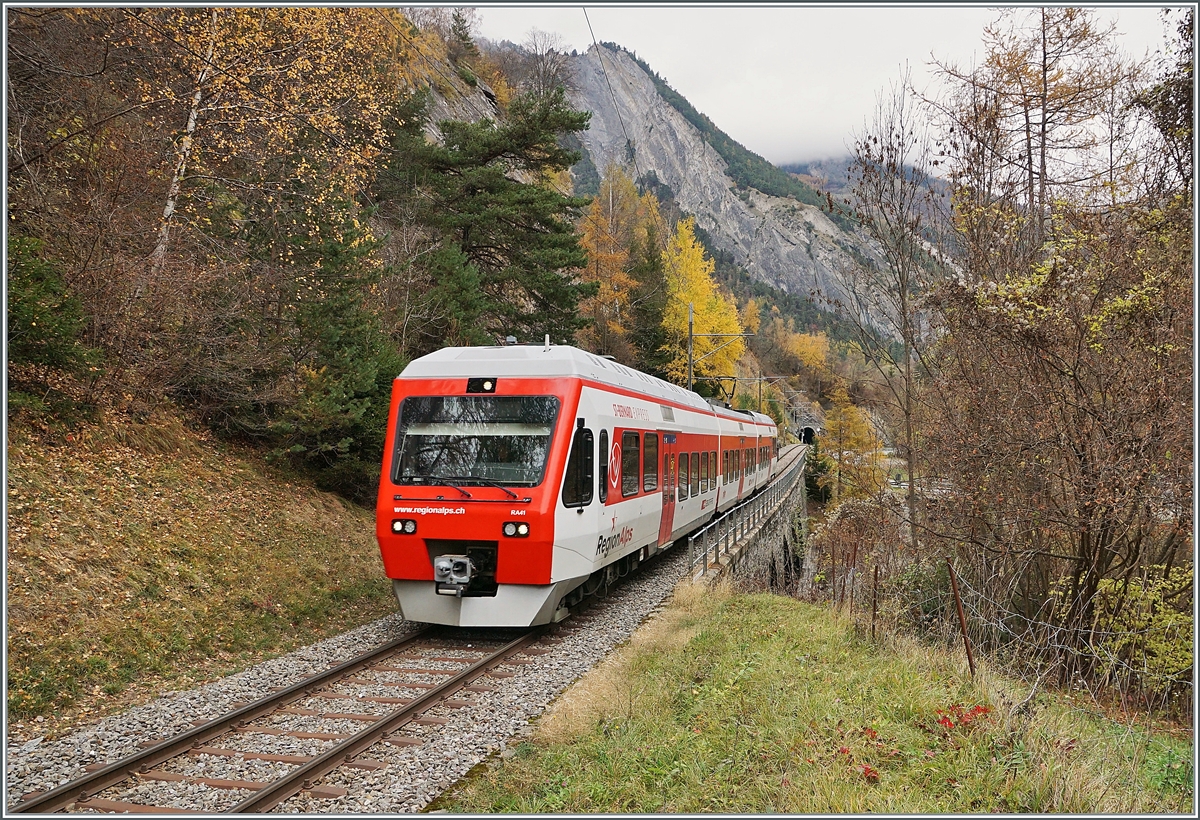 Der TMR RegionAlps RABe 525 041 (UIC 94 85 7525 041-0 CH-RA) ist von Sembrancher nach Orsières unterwegs und konnte kurz nach Sembrancher bei Kilometer 14 fotogarfiert werden. Zu meiner Überraschung zeigten sich die bunten Herbstfarben trotz (oder gerade wegen) des Hochnebels recht kräftig. 

5. November 2020 