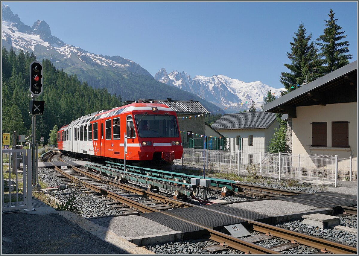 Der TMR/SNCF BD eh 4/8 801/802 (94 87 0000 802-2 F SNCF) Triebzug erreicht auf seiner Fahrt von St-Gervais Les Bains Le Fayette nach Vallorcine vor dem Hintergrund des Mont Blanc Massivs den Bahnhof von Montroc Le Planet.

20. Juli 2021