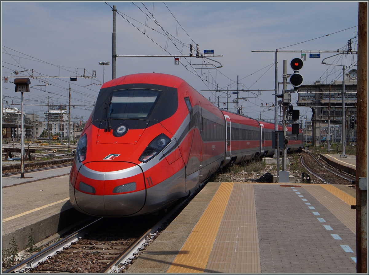 Der von Torino P.N nach Roma fahrende ETR 400  Frecciarossa 1000  verl�sst Milano Centrale als FR 9631 und f�hrt ohne kommerziellen Halt weiter nach Roma Termini.
22. Juni 2015