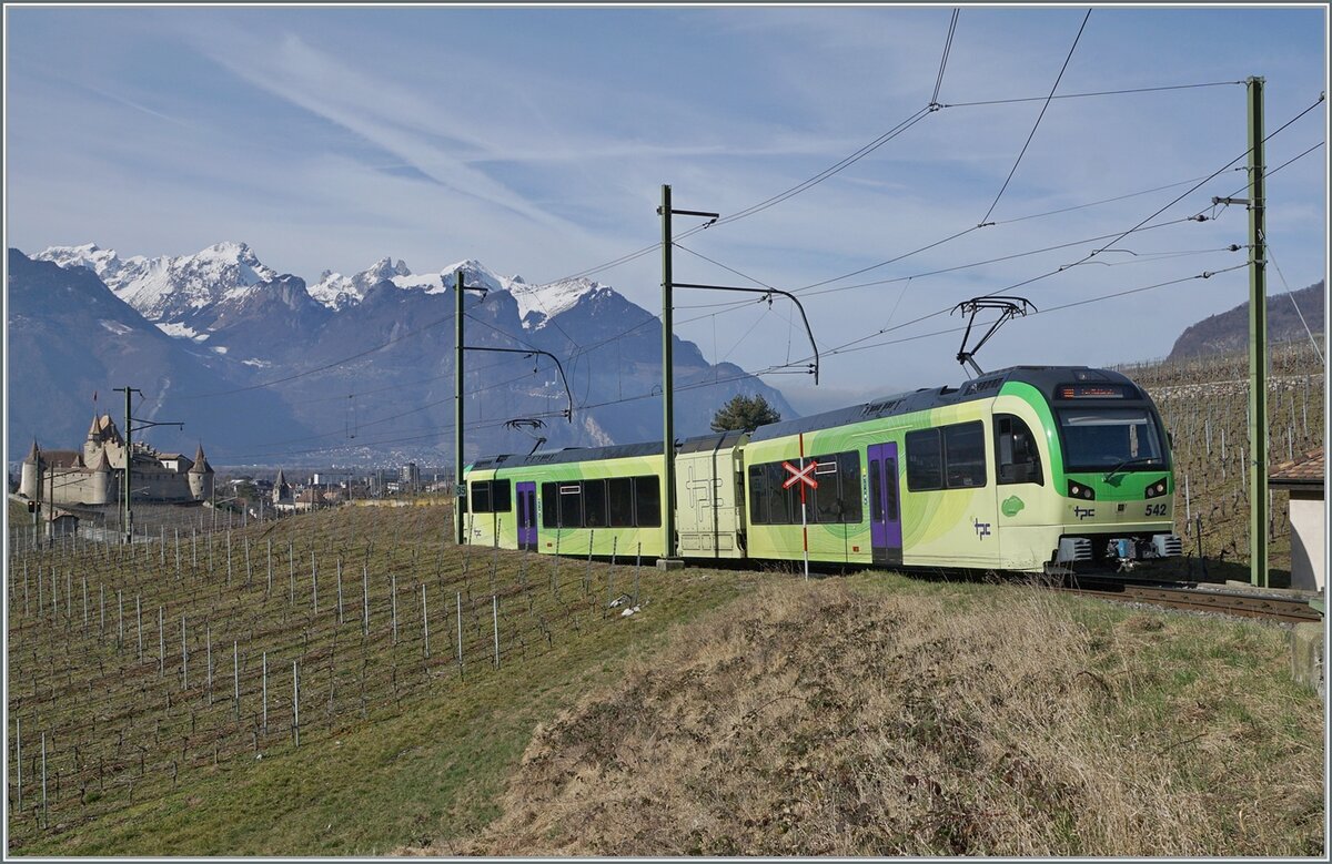 Der TPC AOMC / ASD Beh 2/6 542  La Forteresse  ist als R71 440 von Aigle nach Les Diablerets unterwegs und zeigt sich in den Rebbergen oberhalb von Aigle. Links im Bild, im Hintergrund ist das Schloss von Aigle zu erkennen. Obwohl die Beh 2/6 N° 541 - 547 seit der Inbetriebnahme bei der TPC grundsätzlich auch auf der ASD verkehren können, sind sie hier recht selten anzutreffen. 

9. Februar 2026