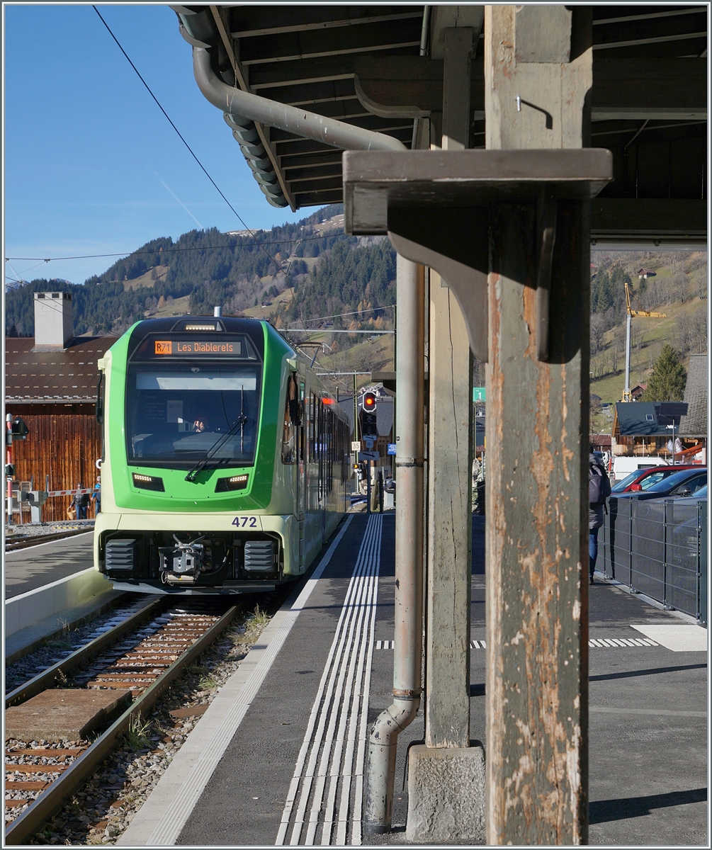 Der TPC ASD ABe 4/8 472 erreicht sein Ziel Les Diablerts, wo die alten Bahnsteig Posten wohl noch aus der Eröffnungszeit der Bahn einen herrlichen Kontrast zum modernen Zug bilden. 

30. Nov. 2024