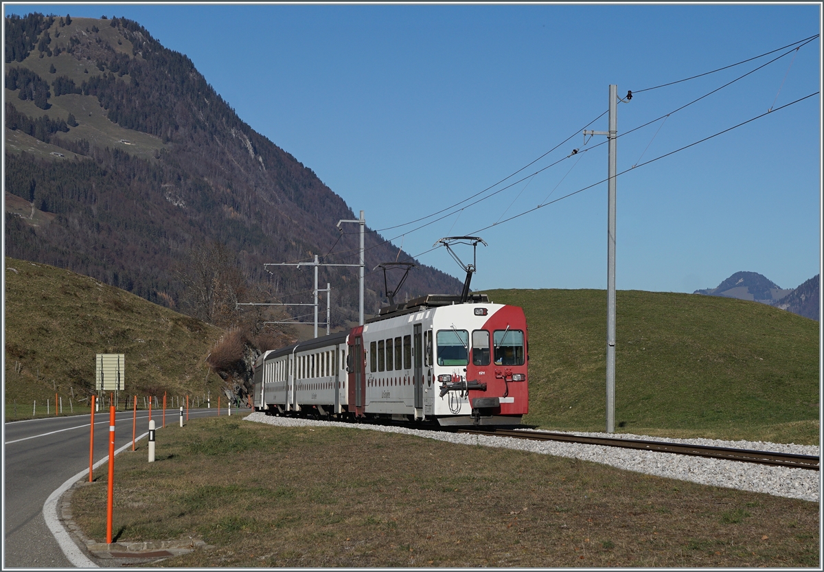 Der TPF Be 4/4 121 schiebt bei Lessoc seine Regionalzug, bestehend aus dem B 207, B 209 und dem Abt 221 in Richtung Bulle.

26. Nov. 2020