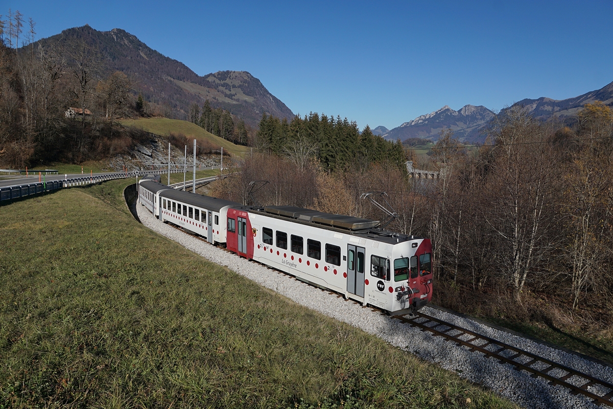 Der TPF Be 4/4 121 mit dem B 207 (ex MOB), B209 (ex MOB) und dem ABt 221 ist kurz nach Lessoc entlang des Stausees Lac de Lessoc als RER 51 14766 unterwegs.

26. Nov. 2020