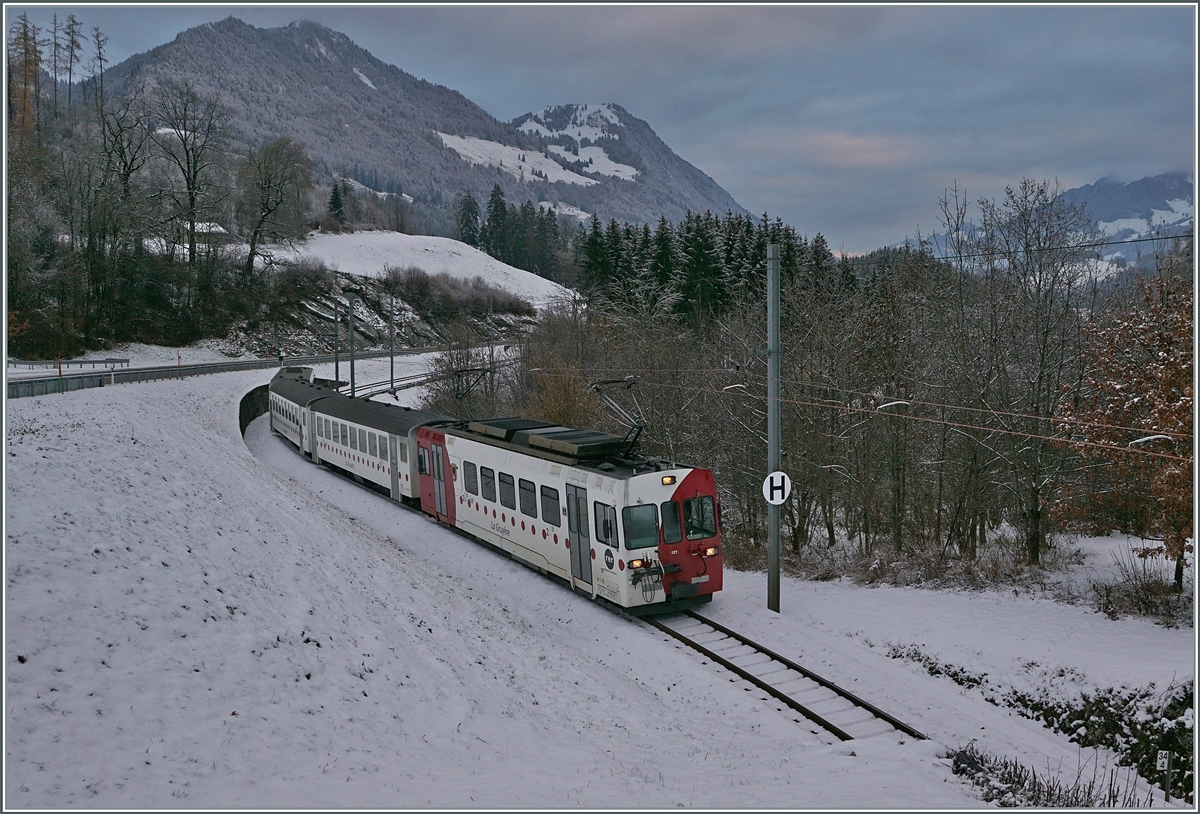 Der TPF Be 4/4 121 mit dem B 207 (ex MOB), B209 (ex MOB) und dem ABt 221 ist kurz nach Lessoc entlang des Stausees Lac de Lessoc als RER 51 nach Montbovon unterwegs.

3. Dezember 2020