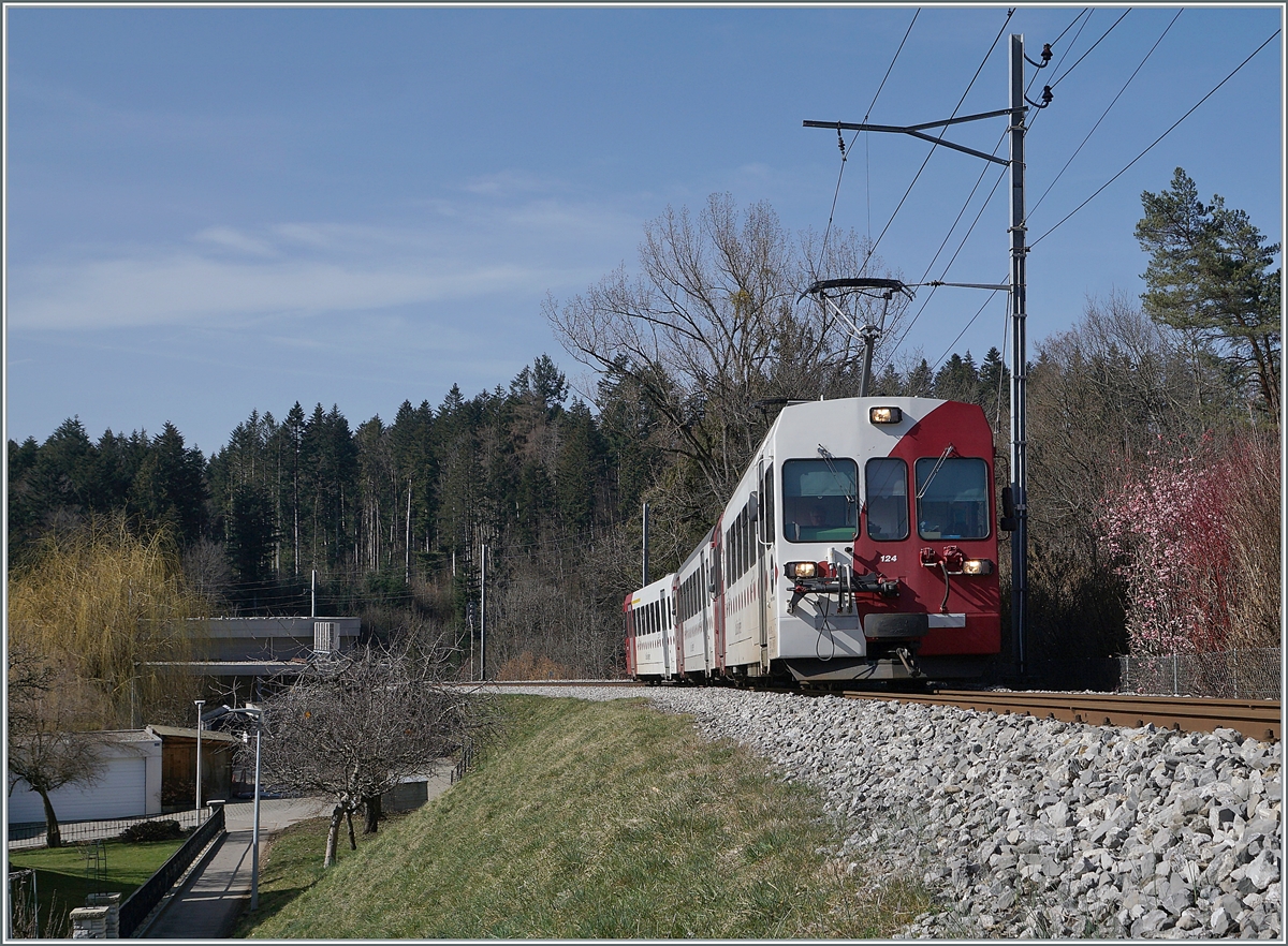 Der TPF Be 4/4 124 mit dem Bt 224 und ABt 223 auf der Fahrt von Bulle nach Broc Fabrique kurz vor der Ankunft im Bahnhof von Broc Village. Nach Ostern wird die Strecke von Meter- auf Normalspur umgebaut. 

2. März 2021