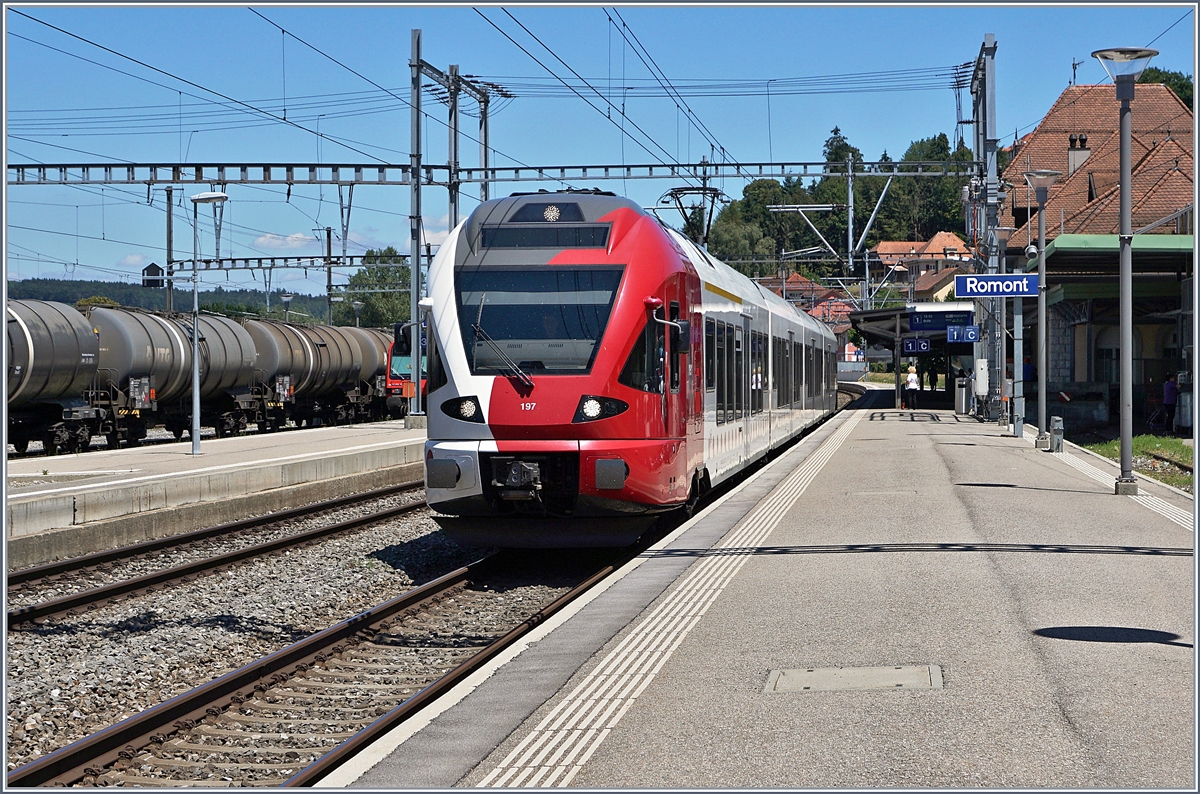 Der TPF RABe 526 197 fährt nach kurzem Halt in Romont nach Bulle weiter.
11. Juli 2018