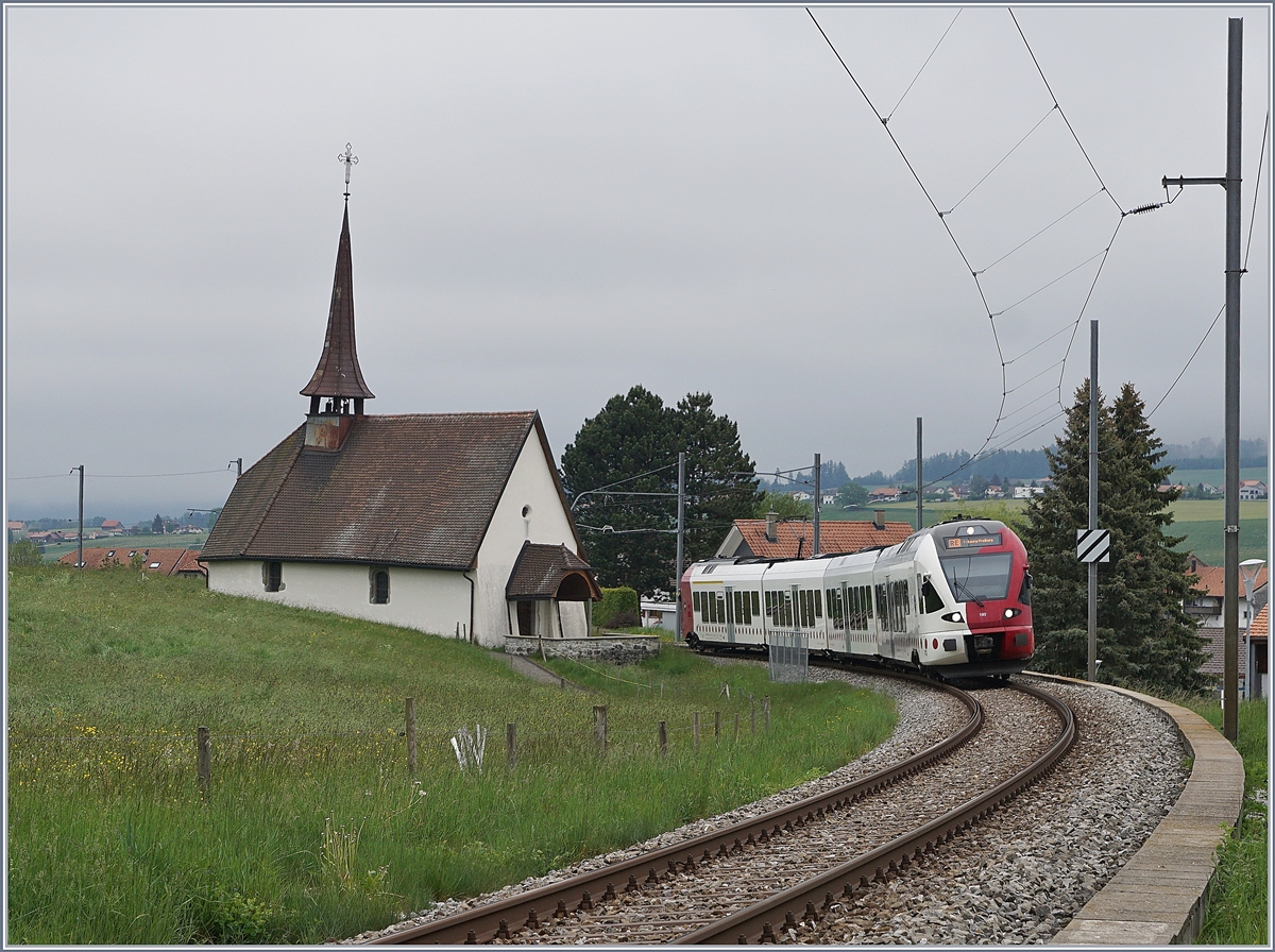 Der TPF RABe 527 193 ist bei Vaulruz als RE nach Fribourg unterwegs.

12. Mai 2020