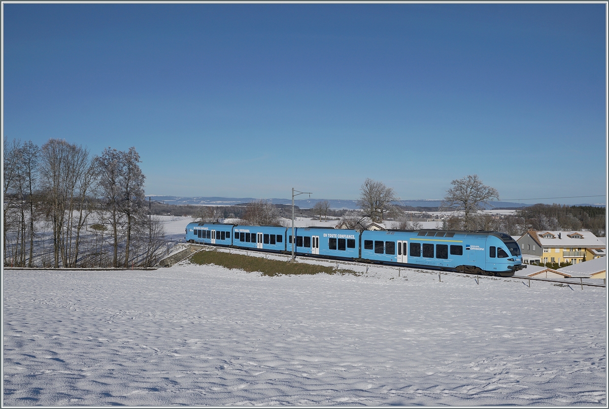 Der TPF RABe 527 198 kurz nach Vuisternas-devant-Romont auf der Fahrt in Richtung Romont.

23. Dezember 2021