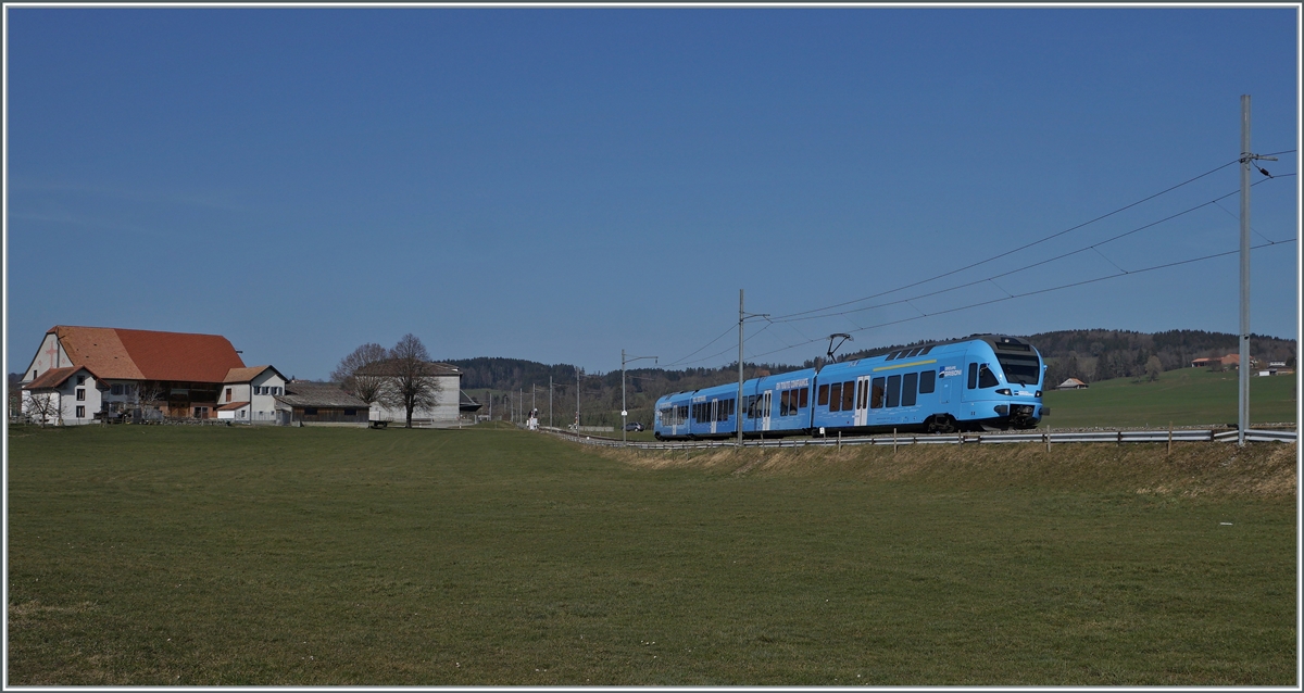 Der TPF RABe 527 198 ist als RE 3822 von Bern nach Bulle zwischen Sâles und Vaulruz unterwegs Das helle Blau des Zuges gefällt mir sehr gut, wobei überraschend festzustellen ist, dass das  Groupe Grisoni -Blau wie man es Land auf Land ab zu sehen bekommt, weitaus dunkler ist. 

2. März 2021