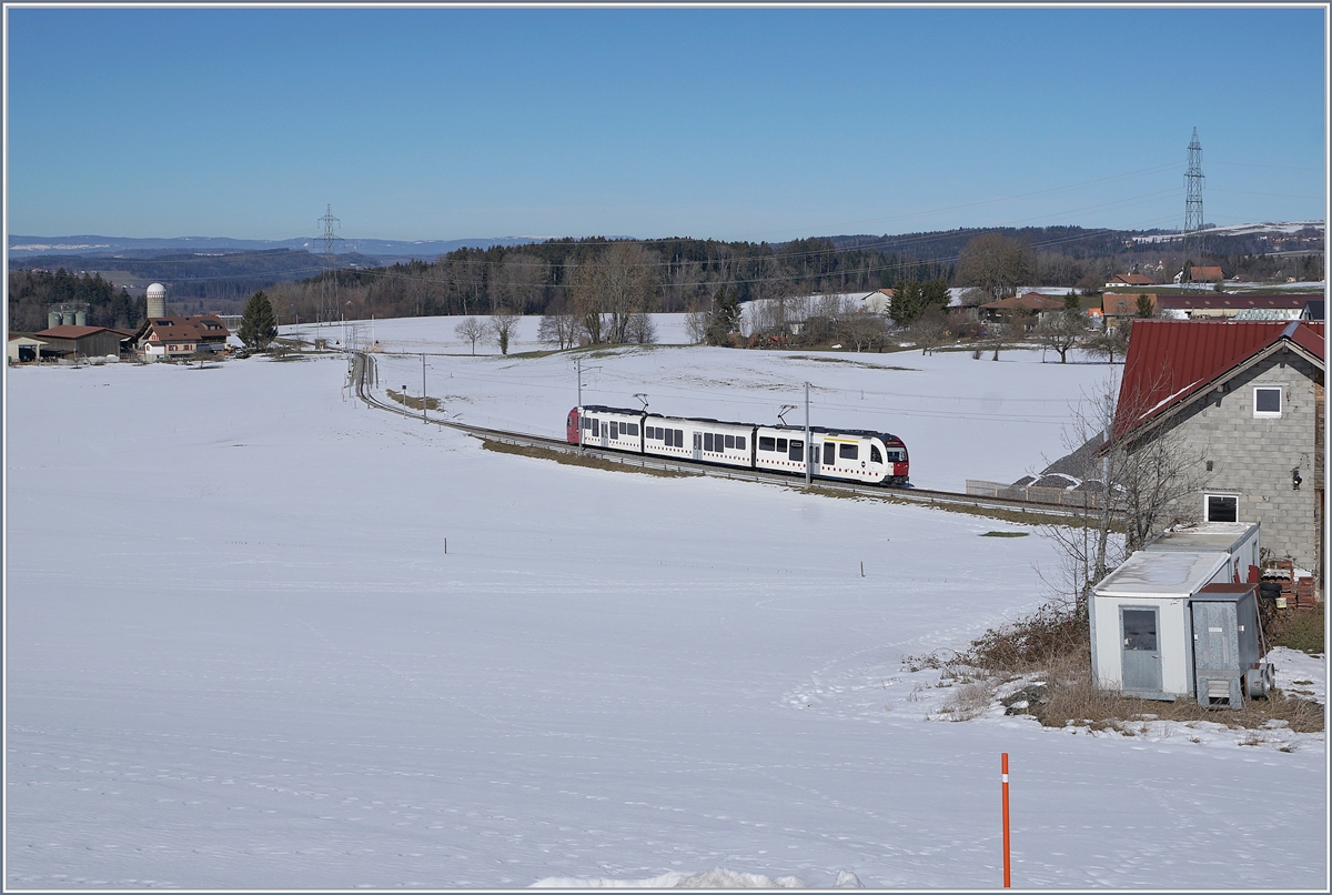 Der TPF Regionalzug S50 14824 von Palézieux nach Montbovon kurz vor Bossennens. Der Zug besteht aus dem führenden Abe 2/4 102  Sud Express , einem Zwischenwagen und dem schiebenden Be 2/4 102 ebenfalls mit dem Namen  Sud Express .
16. Feb. 2018