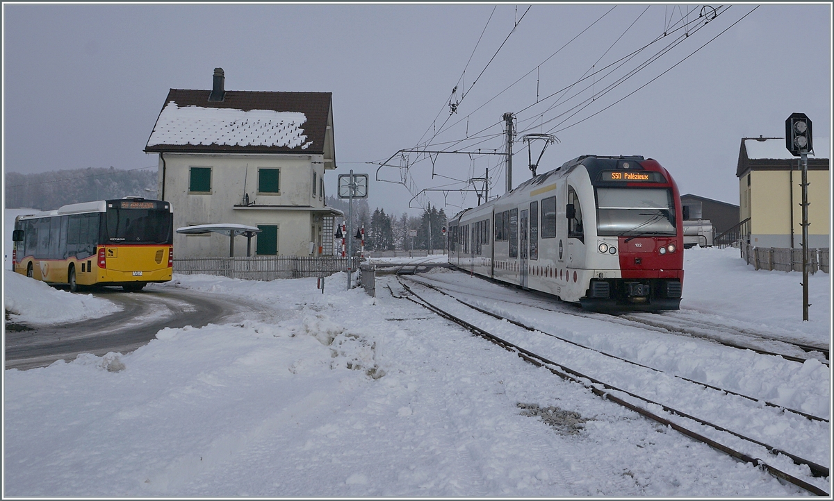 Der TPF SURF ABe 2/4 - B - Be 2/4 102 verlässt den kleinen Bahnhof von La Verrerie. Hier finden nicht nur Zugskreuzungen statt, sondern, wie links im Bild zu sehen, ist La Verrerie auch ein Umsteigepunkt für den Linienbusverkehr, wobei vor dem Post-Bus auch noch ein hier nicht zu sehender TPF Bus steht.

22. Dez. 2021
