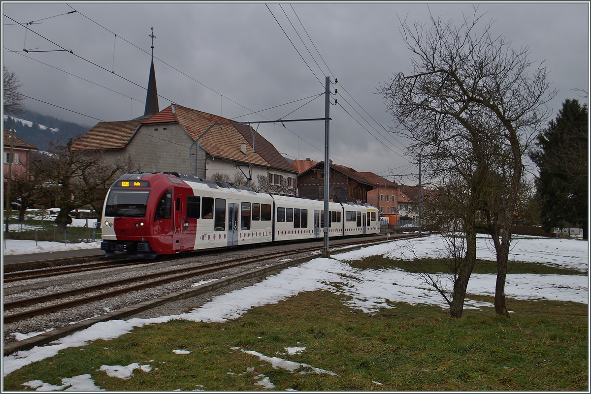 Der TPF SURF ABe2/4 + B + Be 2/4 101 als S 52 14904 beim Halt in Semsales.
29. Jan. 2016