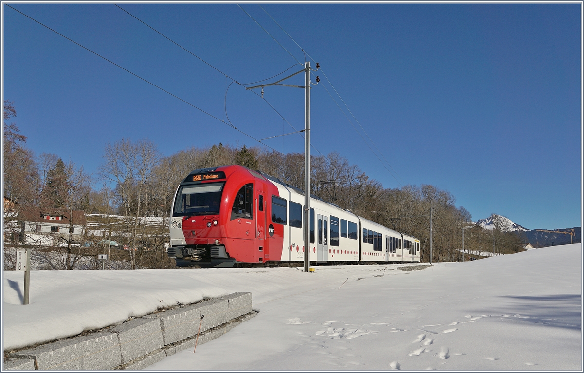 Der TPF SURF Be 4/4 105  L'armayi  mit Zwischenwagen und dem ABe 4/4 105 sind als S 50 kurz nach Châtel-St-Denis bei Kilometer 5.8 Richtung Palézieux unterwegs.


16. Feb. 2019 