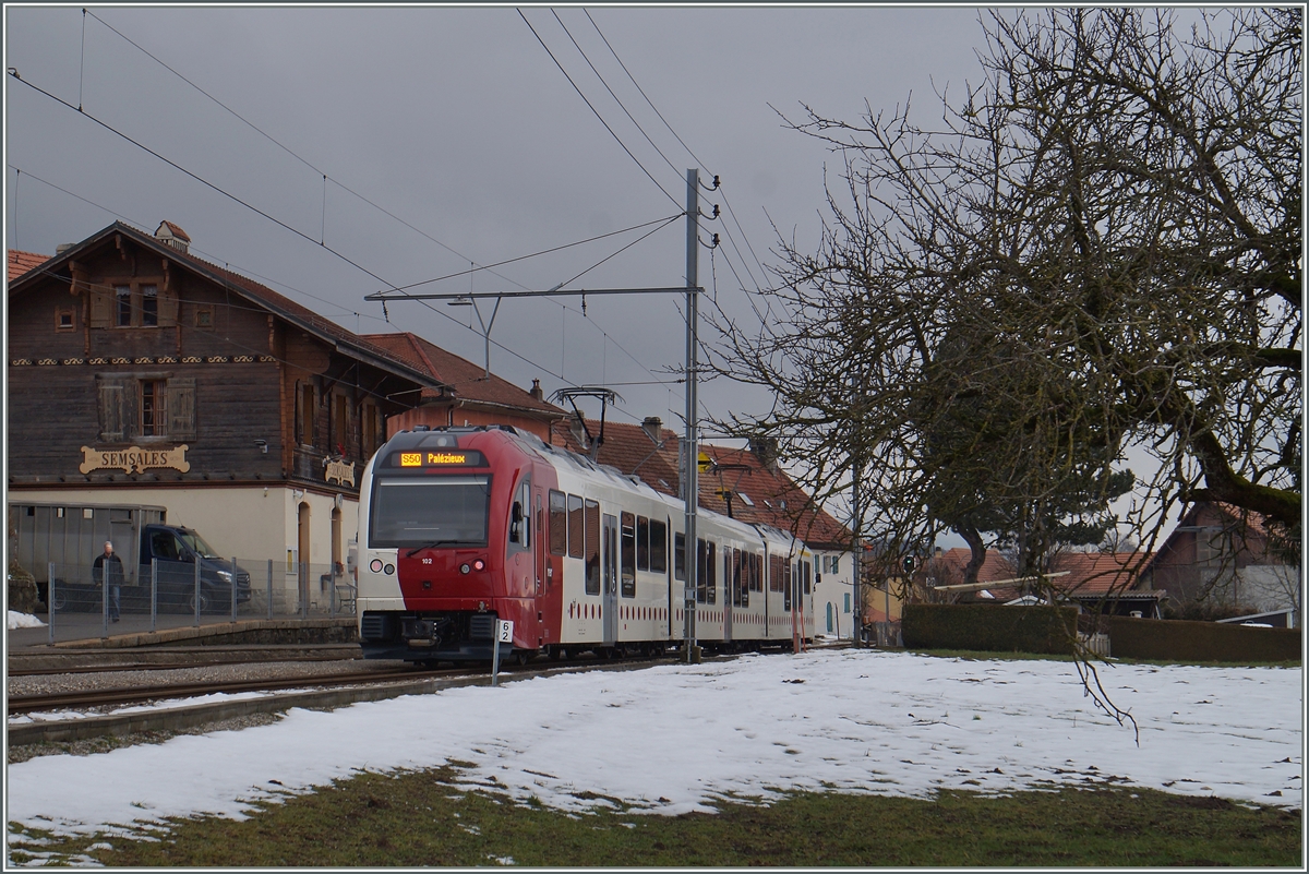 Der TPF SURF (S�rie Unifi�e Romande pour R�seau Ferr� m�trique) ABe 2/4 + B + Be 2/4 102 als S 50 14819 beim kurzen Halt in Semsales. 29. Jan. 2016