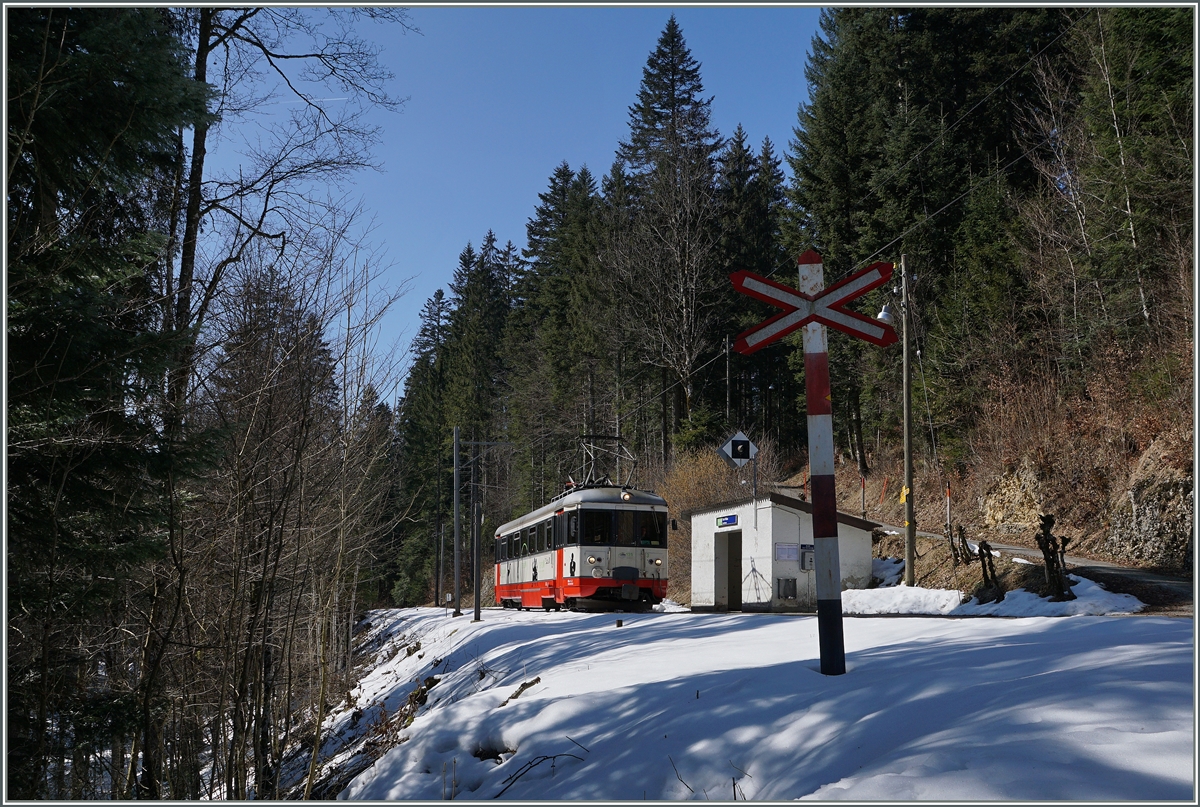 Der transN BDe 4/4 N° 3 erreicht Les Frêtes. 
18. Mai 2016