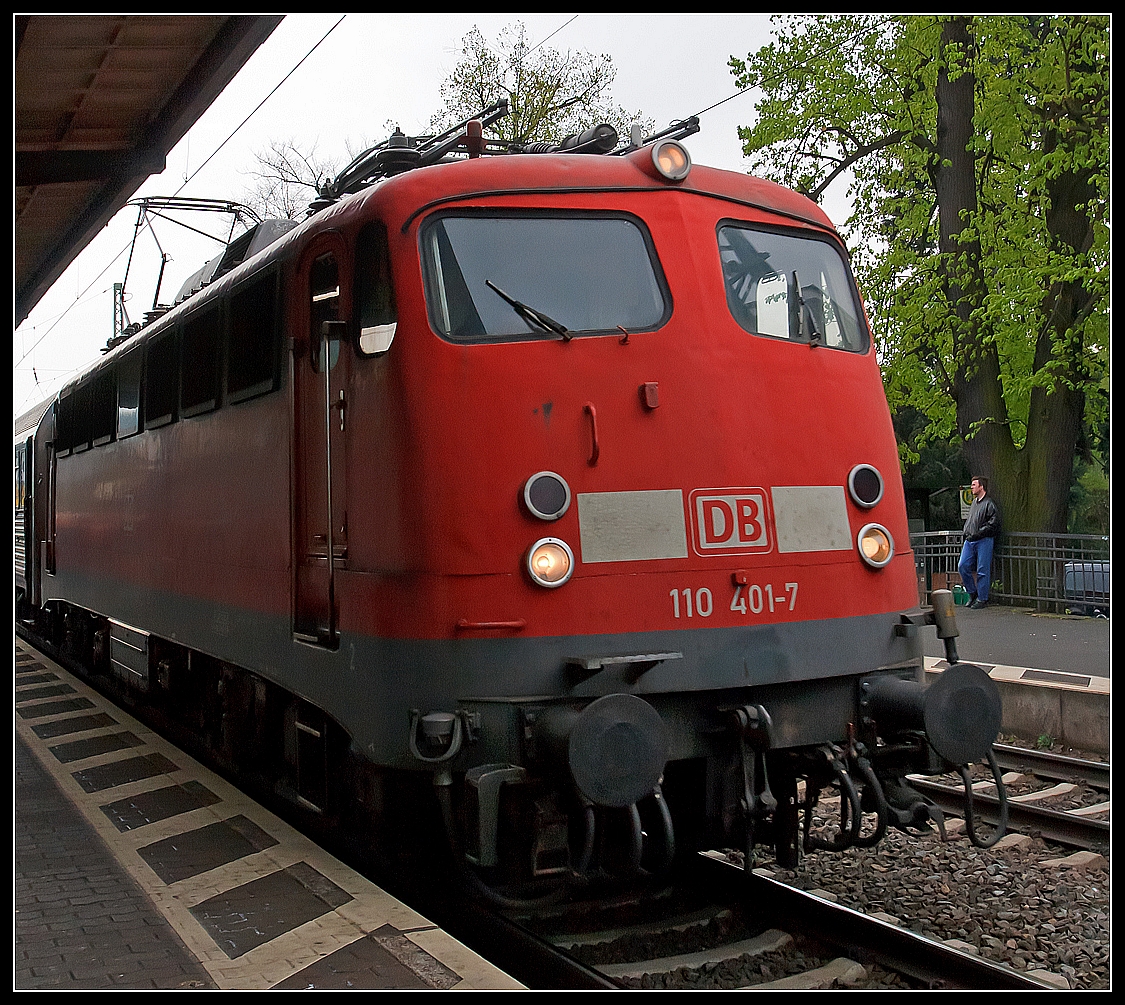 Der Trauerrand ist hier gewollt, zum Gl�ck noch knapp erwischt, denn  nun schon historisch...

Die DB B�gelfalte 110 401-7, ex DB E10 401 mit einem Sonderzug am 28.04.2013 bei der Durchfahrt, Richtung Norden, durch den Bahnhof Linz am Rhein. 

Die E10 wurde 1966 von Krauss-Maffei unter der Fabriknummer 19176 gebaut, die elektrische Ausr�stung ist von den Siemens-Schuckert-Werke (SSW). 
Nach 47 Jahren im Einsatz wurde die Lok am 07.05.2013 z-gestellt und 22.05.2013 erfolgte die �berf�hrung zum Verwertungsbetrieb (Schrottplatz), wo sie dann zerlegt wurde.