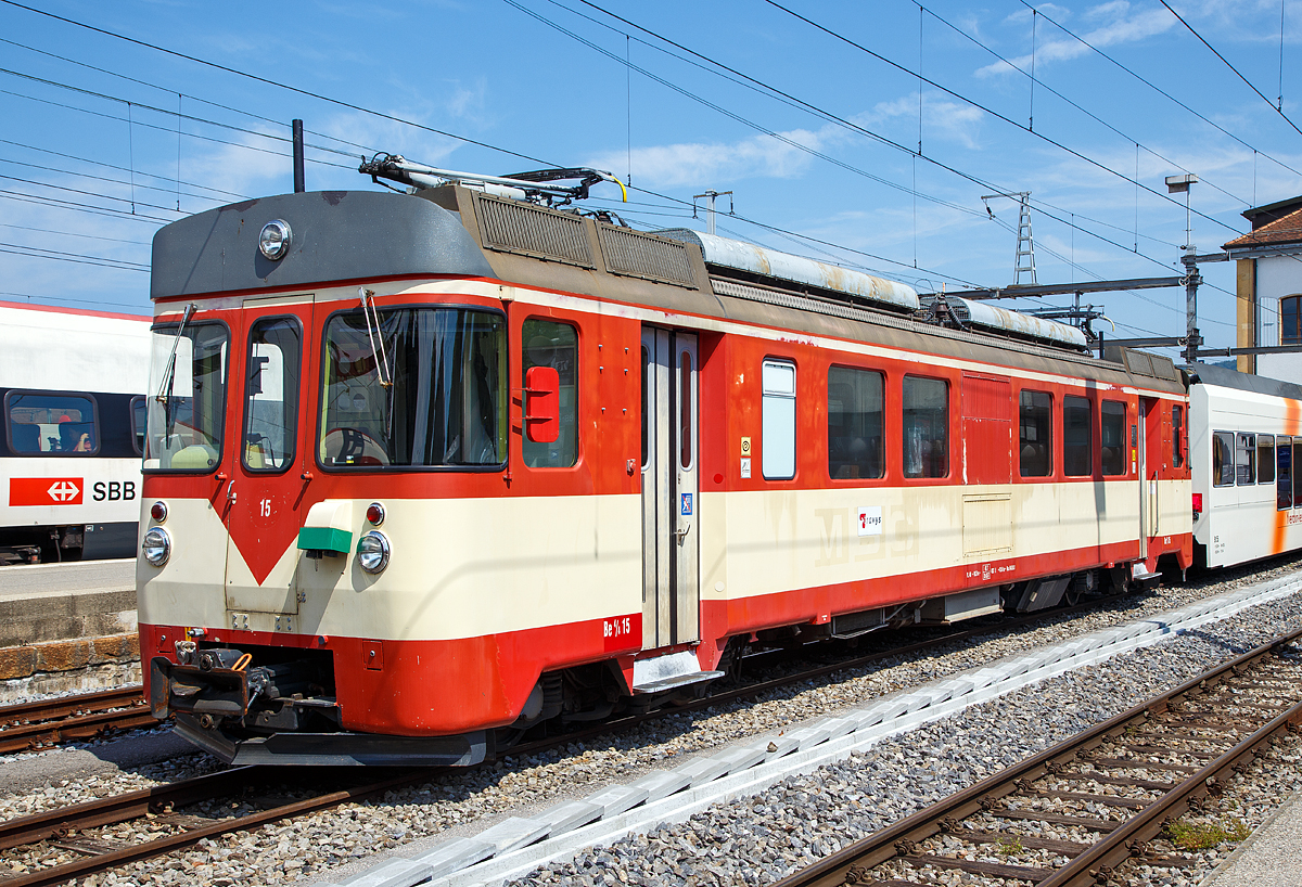 
Der Travys Be 4/4 15, ex MBC Be 4/4 15, ex YSteC Be 4/4 - 3 ist am 18.05.2018 beim Bahnhof Yverdon-les-Bains abgestellt. 

Der YSteC Be 4/4 II Triebwagen wurde 1981 von ACMV (Ateliers de constructions mécaniques de Vevey), die Drehgestelle wurden von SIG und die Elektrik von BBC zu geliefert. Es wurden drei dieser Triebwagen (Be 4/4 1 bis 3) und zwei Steuerwagen Bt 51 und 52 gebaut. Nachdem der Be 4/4 3 von der YSteC an die MBC (hier Be 4/4 15) verkauft wurde verkehrte er dort viele Jahre noch im alten Design. Aufgrund von Fahrzeugmangels, und da der Triebwagen mittlerweile bei der MBC ausrangiert wurde, kam er (ca. 2015) wieder zurück in seine Heimat. 
Man darf diesen Triebwagen nicht verwechseln mit dem OC BDe 4/4 15 (Travys 557 615)

TECHNISCHE DATEN:
Spurweite: 1.000 mm
Achsfolge: Bo' Bo'
Länge über Puffer: 18.750 mm
Drehzapfenabstand: 12.400 mm
Höhe: 4.100 mm
Breit: 2.650 mm
Dienstgewicht: 45 t
Höchstgeschwindigkeit: 75 km/h
Leistung: 780 kW
Fahrleitungsspannung: 15.000 V, 16.7 Hz ~
Sitzplätze: 40 (2. Klasse)

