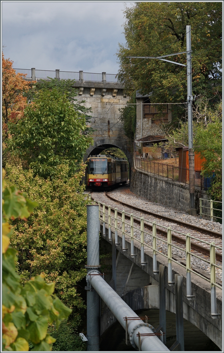 Der TRAVYS Be 4/8 003 (0948000 450 003-9 GT8-100D/2S) ist als Regionalzug 26825 von Orbe nach Chavornay unterwegs und erreicht kurz nach seiner Abfahrt die Orbe-Brücke. 

15. August 2022