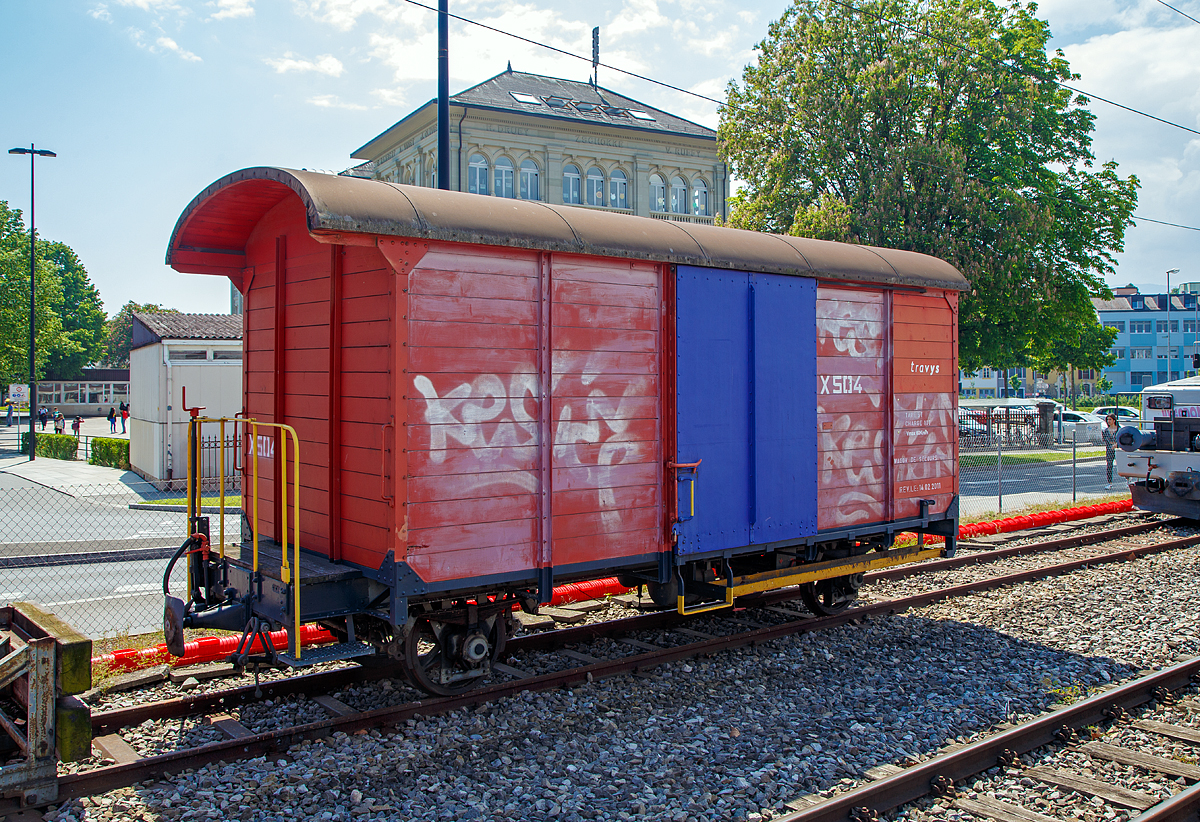 Der Travys Dienstwagen X504, ex YSteC Gk 119,  ist am 18.05.2018 beim Bahnhof Yverdon-les-Bains abgestellt.

Der Wagen ist ein 1912 von SIG gebauter gedeckter 2-achsiger Schmalspur-Güterwagen (bzw. Gepäckwagen) Gk 119, der 1981 1981 in den Werkstätten der YSteC zu dem heutigen Dienstwagen X504 umgebaut wurde.

TECHNISCH DATEN:
Hersteller: SIG 1912 , YSteC 1981 Umbau
Spurweite: 1.000 mm
Achsanzahl: 2
Länge über Puffer: 7.170 mm
Eigengewicht: 6 t
Zuladung: 10 t
Höchstgeschwindigkeit: 60 km/h