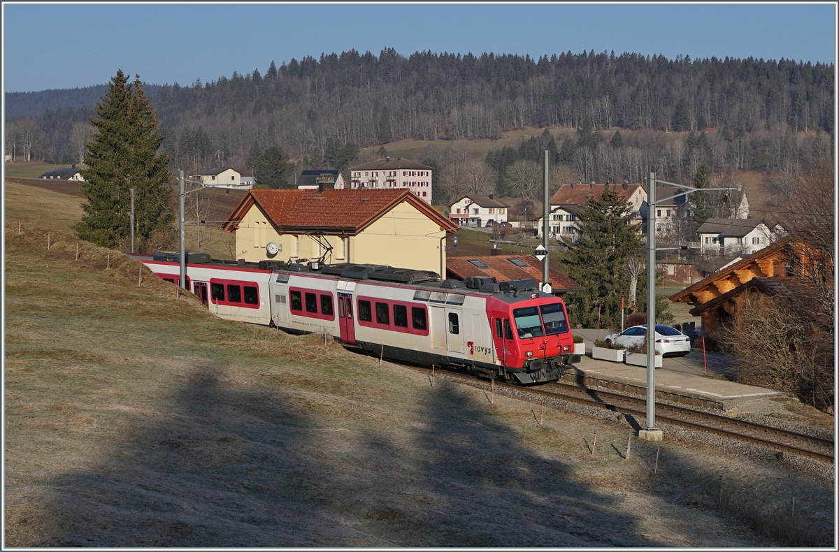 Der Travys RBDe 560 385-7 (RBDe 560 DO TR 94 85 7 560 385-7 CH-TVYS)  Lac de Joux  ist als Regionalzug von Le Brassus nach Vallorbe unterwegs und erreicht Les Charbonnières. 

24. März 2022