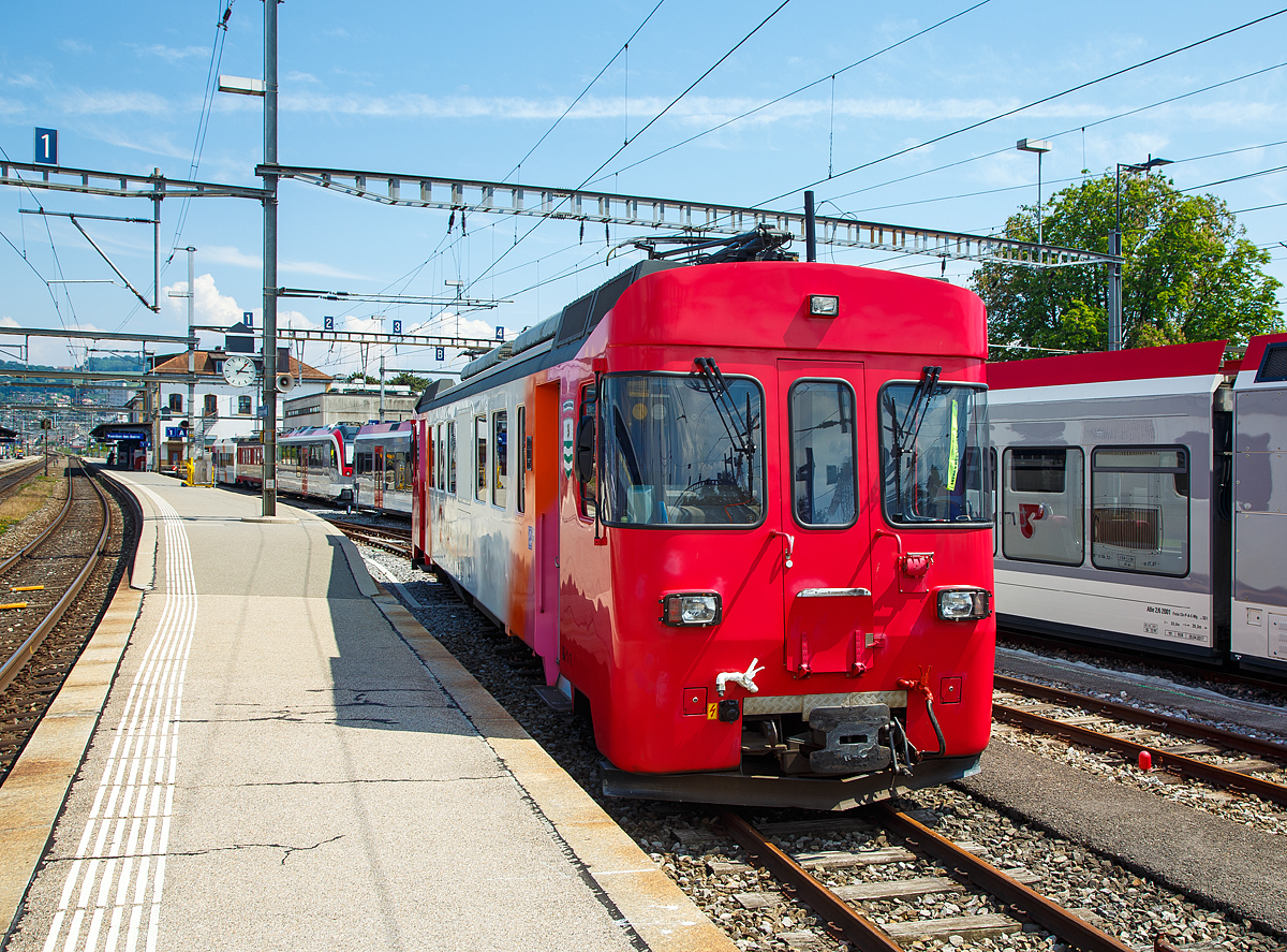 
Der Travys Triebwagen Be 4/4 1  Yverdon-les-Bains  ist am 18.05.2018 beim Bahnhof Yverdon-les-Bains abgestellt. 

Der YSteC Be 4/4 II Triebwagen wurde 1981 von ACMV (Ateliers de constructions m�caniques de Vevey), die Drehgestelle wurden von SIG und die Elektrik von SAAS zu geliefert. Es wurden drei dieser Triebwagen (Be 4/4 1 bis 3) und zwei Steuerwagen Bt 51 und 52 gebaut. 

TECHNISCHE DATEN:
Spurweite: 1.000 mm
Achsfolge: Bo' Bo'
L�nge �ber Puffer: 18.750 mm
Drehzapfenabstand: 12.400 mm
H�he: 4.100 mm
Breit: 2.650 mm
Dienstgewicht: 45 t
H�chstgeschwindigkeit: 75 km/h
Leistung: 780 kW
Fahrleitungsspannung: 15.000 V, 16.7 Hz ~
Sitzpl�tze: 40 (2. Klasse)
