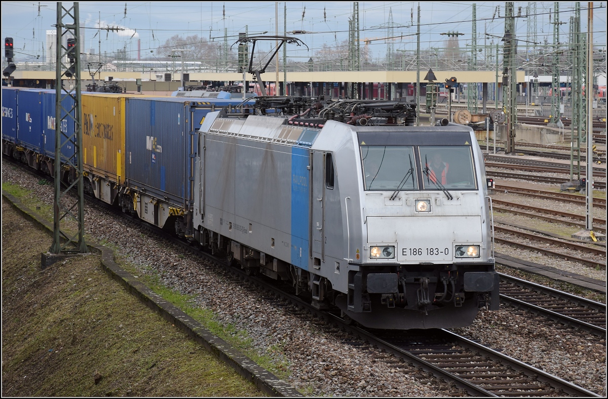 Der Traxx 2e MS 186 183 von Railpool fuhr bereits für die holländische Kombirail Europe, die tschechische Metrans, die belgische Staatsbahn und jetzt für Lineas. Hier ist sie durch den badischen Bahnhof von Basel unterwegs. Dezember 2017.