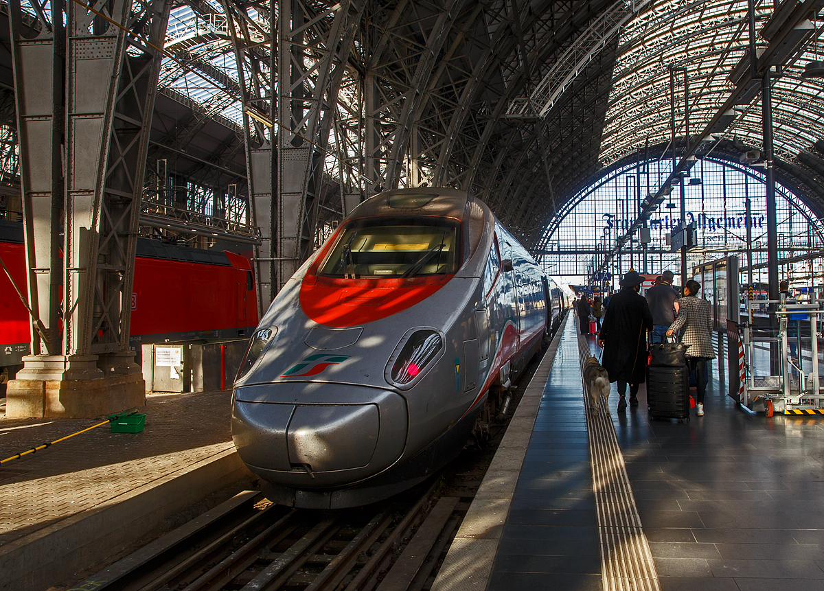 Der Trenitalia  Frecciargento“  ETR 610.3 (von italienisch ElettroTreno Rapido 610) der 1. Serie  (93 85 5 610 103-9 CH-TI / 93 85 5 610 003-1 CH-TI), steht am 11.06.2022, als ECE 151 nach Milano Porta Garibaldi, im Hauptbahnhof Frankfurt am Main zur Abfahrt bereit. Er fährt von Frankfurt über Basel und Lugano nach Mailand. In Deutschland wird er als ECE 151 geführt und ab Basel als  EC 151.

Die für 250 km/h zugelassenen Dreisystem Hochgeschwindigkeitstriebzüge haben die Zulassungen für die Schweiz, Italien und Deutschland. Eingestellt sind sie alle in der Schweiz. Seit Fahrplanwechsel am 10. Dezember 2017 werden die ETR 610 und die RABe 503 (2. Serie) in Deutschland im Rahmen der neuen Zuggattung EuroCity-Express (ECE) auf der Strecke Frankfurt am Main–Mailand eingesetzt. Seit Dezember 2020 verkehren die ETR 610 auch, auf der nun vollständig elektrifizierten Strecke, von Zürich über Lindau und Memmingen nach München und zurück.
