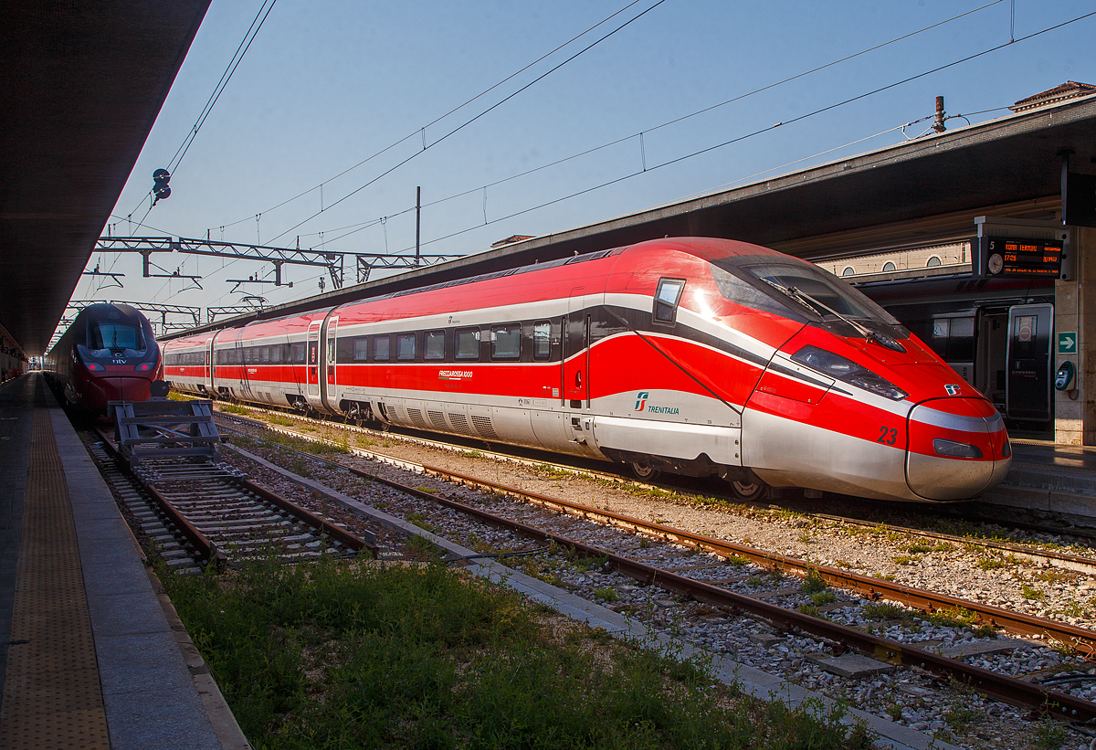 Der Trenitalia Frecciarossa 1000 ( Rote Pfeil 1000 ),  der ETR 400 23 am 24.07.2022 im Bahnhof Venedig Santa Lucia (Statione di Venezia Santa Lucia). 

Man reist sehr gut mit/in dem Frecciarossa 1000 wobei nicht besser oder schlechter wie in einem deutschen ICE, aber der große Unterschied ist man ist pünktlich. 

Links vor dem Prellbock (der Bahnhof ist ein Kopfbahnhof) steht ein NTV ETR 675 bzw. Italo EVO.
