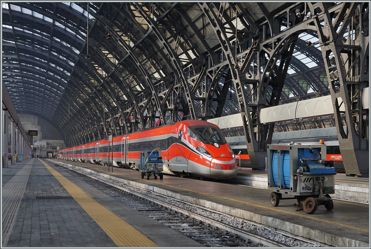 Der Trenitalia FS ETR 400 Frecciarossa 1000 in Milano Centrale - einer der wohl schönsten Züge zur Zeit.
1. März 2016