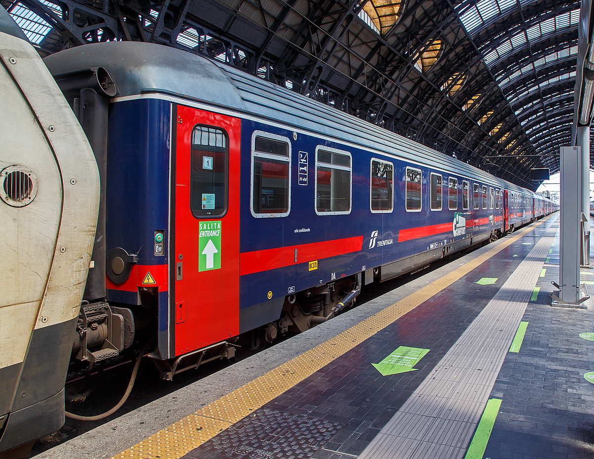Der Trenitalia intercity notte Comfort Schlafwagen 61 83 59-90 009-8 I-TI der Gattung Bc, eingereiht als Wagen 1 in einen ICN am 12.07.2022 im Bahnhof Milano Centrale (Mailand Hbf).

Diese Wagen haben bis zu 32 Schlafwagenplätze (am Tag Sitzplätze und in der Nacht Betten). 

TECHNISCHE DATEN: 
Spurweite: 1.435 mm
Länge über Puffer:  26.400 mm
Drehzapfenabstand: 19.000 mm
Sitzplätze: 32 bzw. bei Nacht Betten
Eigengewicht:45 t
Höchstgeschwindigkeit: 200 km/h
Bremsbauart:  Freno WU-R 72t
