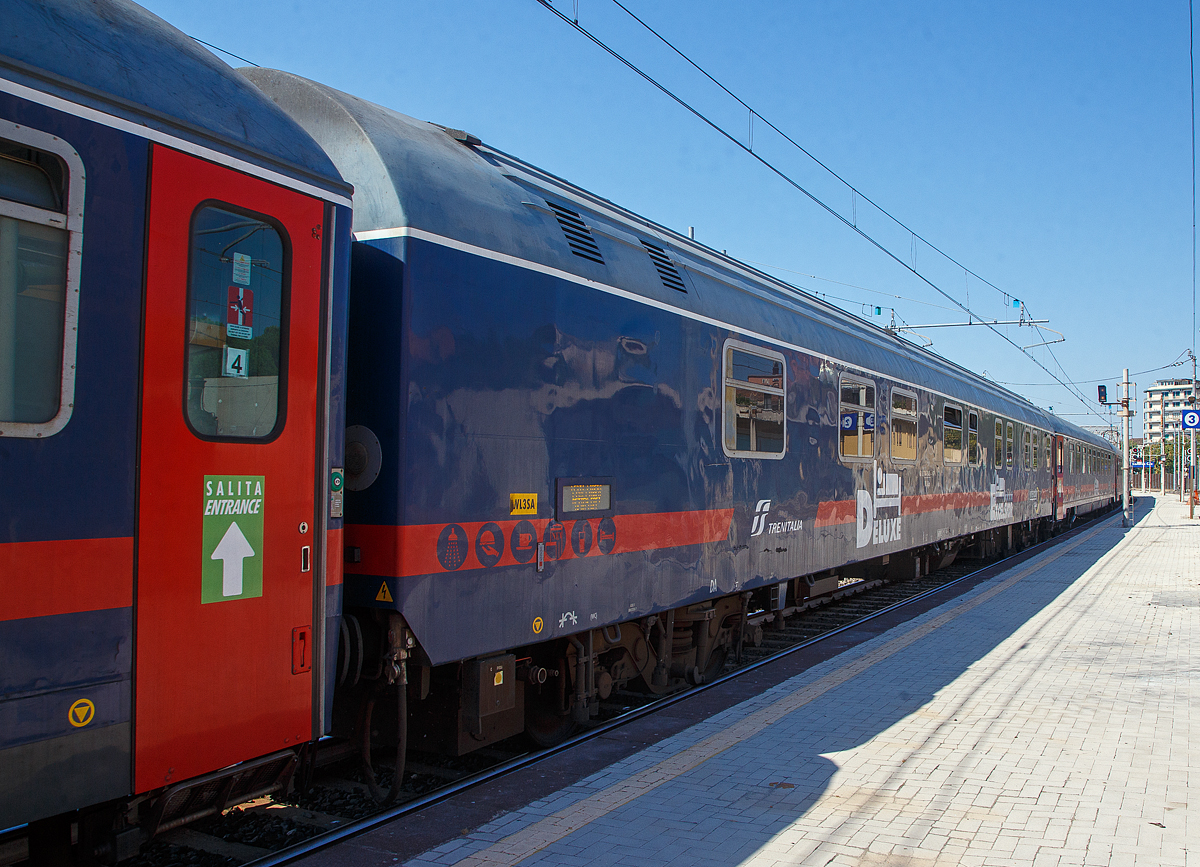 Der Trenitalia intercity notte Deluxe / Excelsior **** Schlafwagen 61 83 70-71 482-5  I-TI der Gattung WL ABm, eingereiht als Wagen 3 in den ICN 1959 von Roma Termini nach Syrakus (Siracusa), am 18.07.2022 im Bahnhof Catania Centrale. Diese Wagen haben bis zu 34 Schlafwagenpl�tze (am Tag Sitzpl�tze und in der Nacht Betten). Die Excelsior-Abteile haben eine Dusche und WC.

TECHNISCHE DATEN: 
Spurweite: 1.435 mm
L�nge �ber Puffer:  26.400 mm
Drehzapfenabstand: 19.000 mm
Sitzpl�tze: 34 bzw. bei Nacht Betten
Eigengewicht: 56 t
H�chstgeschwindigkeit:  160 km/h
Bremsbauart:  Freno O-R 84t