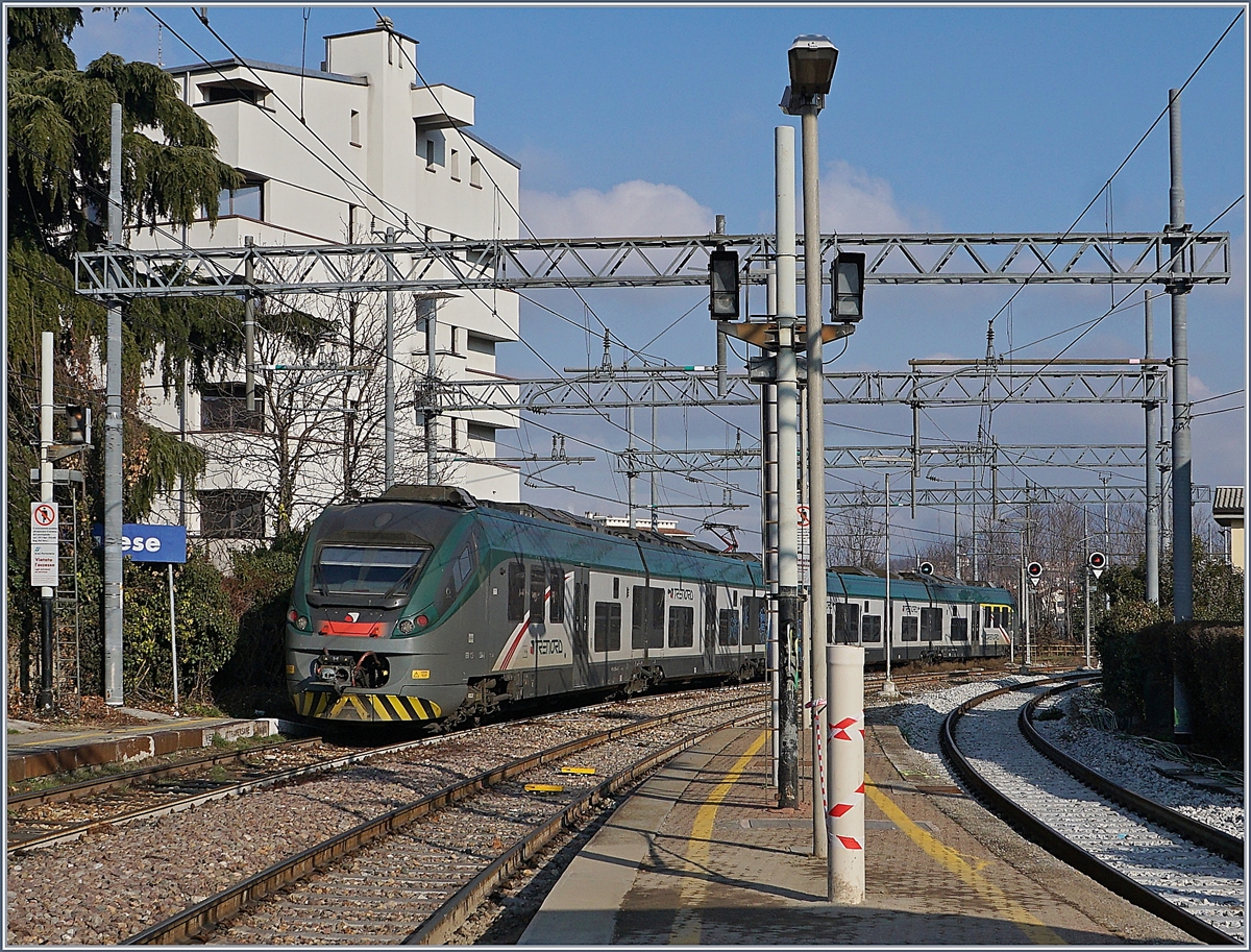 Der Trennord ETR 425 036-3, unterwegs von Milano Porta Garibaldi nach Porte Ceresio, verl�sst Varese.
16. Jan. 2018
