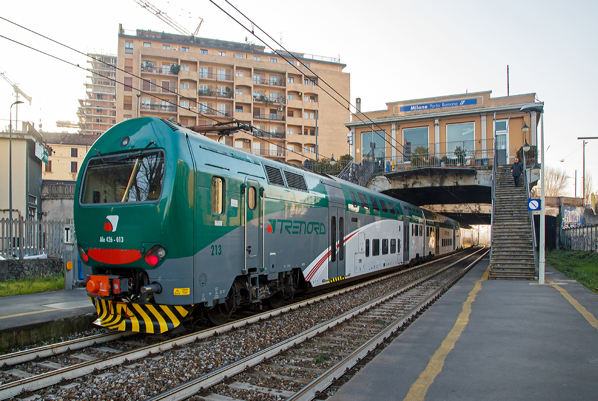 
Der Treno Alta Frequentazione Ale 426 - 013 / Ale 506 - 013 der Trenord verlässt am 28.12.2015 den Bahnhof Milano Porta Romana in Richtung Milano Romolo.

Der Treno Alta Frequentazione wurde, als  Doppelstock-Elektrotriebzug, für den Regionalverkehr konzipiert. Das Design der von dem Konsortium AnsaldoBreda, ABB Tecnomasio (Motore) und Firema (Bordsysteme und Steuerung) produzierten Züge stammt vom italienischen Designer Pininfarina, der zuvor mit dem  Design 500 ETR betraut war. Die aus vier miteinander verbundenen Wagen bestehenden Züge besitzen auf beiden Seiten 8 doppeltürige Schwenkschiebetüren. Ein Triebzug setzt sich zusammen aus dem Motorwagen Ale 426, zwei nicht angetriebene Zwischenwagen Le 736 und einem Motorwagen Ale 506.

Technische Daten:
Spurweite:  1.435 mm (Normalspur)
Achsformel:  Bo'2' + 2'2' + 2'2' + 2'Bo'
Zugzusammensetzung: ALe 426 + Le 736 + Le 736 + ALe 506
Länge über Puffer: 103.970 (25.895/26.090/26.090/25.895 mm)
Achsabstand im Motor-Drehgestell:  2.700 mm
Achsabstand im Lauf-Drehgestell:  2.550 mm
Drehzapfenabstände: Ale 18.590 mm / Le 19.500 mm
Breite: 2.828 mm
Höhe:  4.300 mm
Eigengewicht:  213 t ( 63 + 44 + 44 + 62 t)
Höchstgeschwindigkeit:  140 km/h
Stundenleistung:  3.640 kW
Dauerleistung: 2.500 kW
Anfahrzugkraft: 214 kN
Dauerzugkraft: 147 kN
Treibraddurchmesser:  1.100 mm
Laufraddurchmesser: 920
Stromsystem:  3 kV Gleichstrom
Sitzplätze:  429
