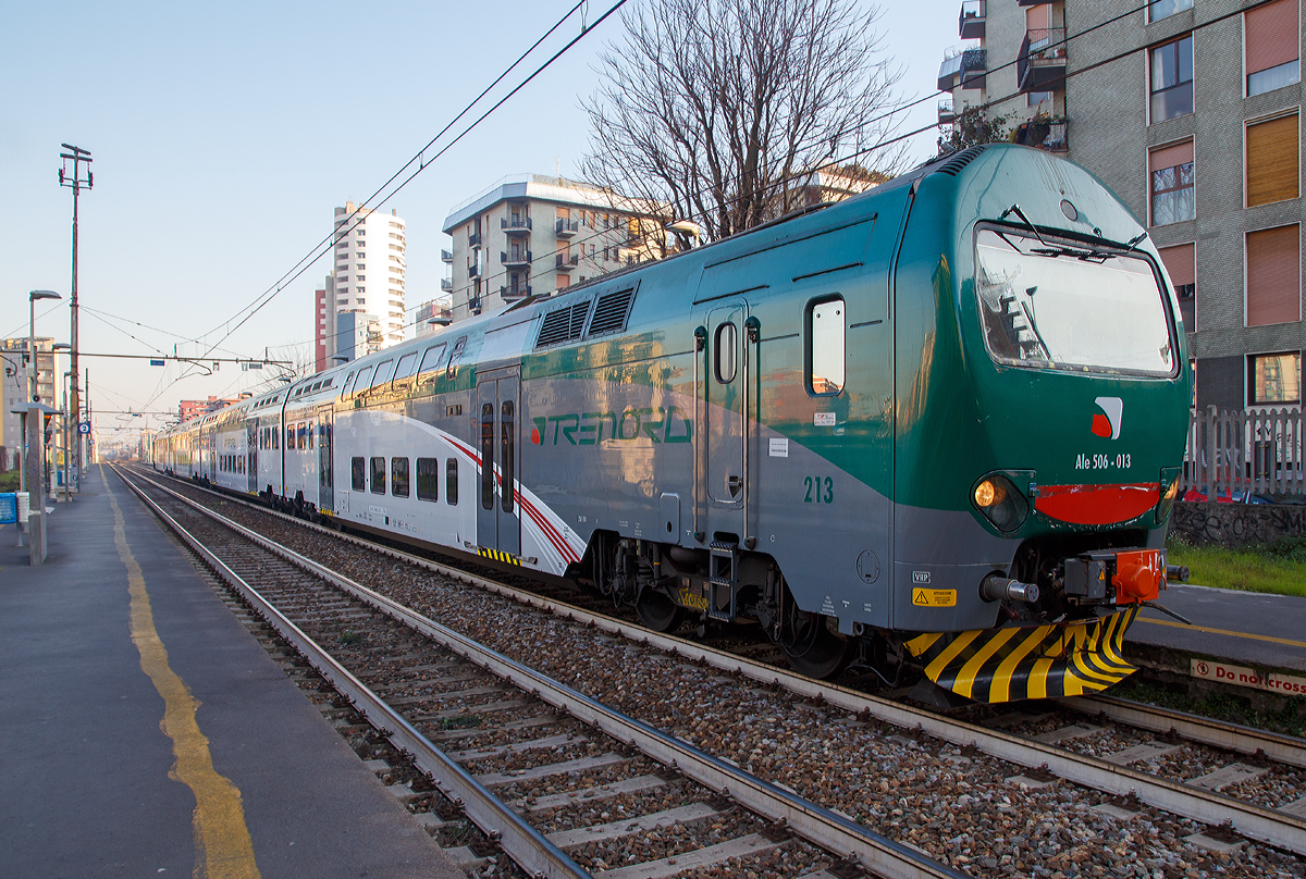 Der Treno Alta Frequentazione Ale 426 - 013 / Ale 506 - 013 (94 83 4506 013-1 I-TI) der Trenord am 28 Dezember 2015 beim Halt im Bahnhof Milano Porta Romana.

Der Treno Alta Frequentazione wurde, als Doppelstock-Elektrotriebzug f�r den Regionalverkehr mit hoher Dichte, konzipiert. Das Design der von dem Konsortium AnsaldoBreda, ABB Tecnomasio (Motore) und Firema (Bordsysteme und Steuerung) produzierten Z�ge stammt vom italienischen Designer Pininfarina, der zuvor mit dem Design 500 ETR betraut war. 

Die aus vier miteinander verbundenen doppelst�ckigen Wagen bestehenden Z�ge besitzen auf beiden Seiten 8 doppelt�rige Schwenkschiebet�ren. Die Einstiege befinden sich auf mittlerer H�he zwischen dem Untergeschoss und der mittleren Ebene �ber den Drehgestellen, wobei das Obergeschoss direkt �ber eine Treppe erreichbar ist.

Ein Zug bietet 467 Sitzpl�tze, die Endwagen verf�gen �ber Bereiche f�r Menschen mit Behinderungen und eingeschr�nkter Mobilit�t, Fahrradstellpl�tze und Rampen f�r einen leichteren Einstieg. Die vollklimatisierten Fahrgastr�ume des Treno Alta Frequentazione sind einklassig (2.Klasse) ausgef�hrt und enthalten pro Sitzreihe 4 Sitze in der Konfiguration 2+2.

Ein Triebzug setzt sich zusammen aus dem Motorwagen Ale 426, zwei nicht angetriebene Zwischenwagen Le 736 und einem Motorwagen Ale 506. Auch zwei Z�ge in Mehrfachtraktion sind m�glich. Der TAF bietet eine gute Beschleunigung und eine H�chstgeschwindigkeit von 140 km/h. Die Gesamtl�nge eines Zuges betr�gt rund 104 Meter. 

Alle elektrischen und technischen Anlagen befinden sich in den Triebwagen an beiden Enden des Zuges, wo sich auch die Zugtoiletten befinden (geschlossenem System). Jeder Triebwagen ist mit zwei Drehstrom-Asynchronmotoren ausgestattet, diese sind zwangsgek�hlt. Es gibt zwei statische Umrichter, die jeweils redundant sind, unter normalen Betriebsbedingungen reicht nur einer f�r den gesamten Zug aus, der zweite steht im St�rungsfall jederzeit zur Verf�gung.

Das Getriebesystem ist ein Dreigang-Zahnradgetriebe, das die Beschleunigung auf Kosten der H�chstgeschwindigkeit verbessern soll. Trotzdem bleiben Beschleunigung mit nur zwei Antriebsdrehgestellen f�r einen Doppelstockzug mit einer Gesamtl�nge von fast 105 Metern eher gering, was f�r den S-Bahn-�hnlichen Einsatz im Stadtverkehr einen erheblichen Nachteil darstellt. Ein weiterer kritischer Punkt ist das relativ hohe Leistungsgewicht des Zuges, das ihn bei N�sse anf�llig f�r Schlupf macht.

Ab 2025 begann die Trenitalia mit der Ausmusterung der ersten Fahrzeuge, diese werden an Marokko weitergegeben. Hingegen die FNM und Trenord haben 2023 eine Modernisierung ihrer Z�ge gestartet das 2025 abgeschlossen sein soll. 

Eine Weiterentwicklung des TAF ist der TSR - Treno Servizio Regionale (ALe 711+ALe 710)

TECHNISCHE DATEN:
Spurweite: 1.435 mm (Normalspur)
Achsformel: Bo'2' + 2'2' + 2'2' + 2'Bo'
Zugzusammensetzung: ALe 426 + Le 736 + Le 736 + ALe 506
L�nge �ber Puffer: 103.970 (25.895/26.090/26.090/25.895 mm)
Achsabstand im Motor-Drehgestell:  2.700 mm
Achsabstand im Lauf-Drehgestell:  2.550 mm
Drehzapfenabst�nde: Ale 18.590 mm / Le 19.500 mm
Breite: 2.828 mm
H�he: 4.300 mm
Eigengewicht:  213 t (63 + 44 + 44 + 62 t)
H�chstgeschwindigkeit:  140 km/h
Stundenleistung:  3.640 kW
Dauerleistung: 2.500 kW
Anfahrzugkraft: 214 kN
Dauerzugkraft: 147 kN
Treibraddurchmesser: 1.100 mm (neu)
Laufraddurchmesser: 920 mm (neu)
Stromsystem: 3 kV Gleichstrom
Sitzpl�tze: 467
Stehpl�tze: 374

Quellen: Trenord, Anschriften, Wikipedia (Italien) 
Stand/�berarbeitung: September 2025
