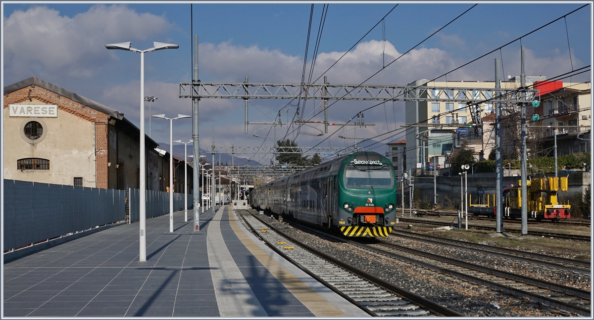 Der Trenord Ale 711 018 verlässt als Vorortszug S 5 23043 nach Treviglio den Bahnhof von Varese.
16. Jan. 2018