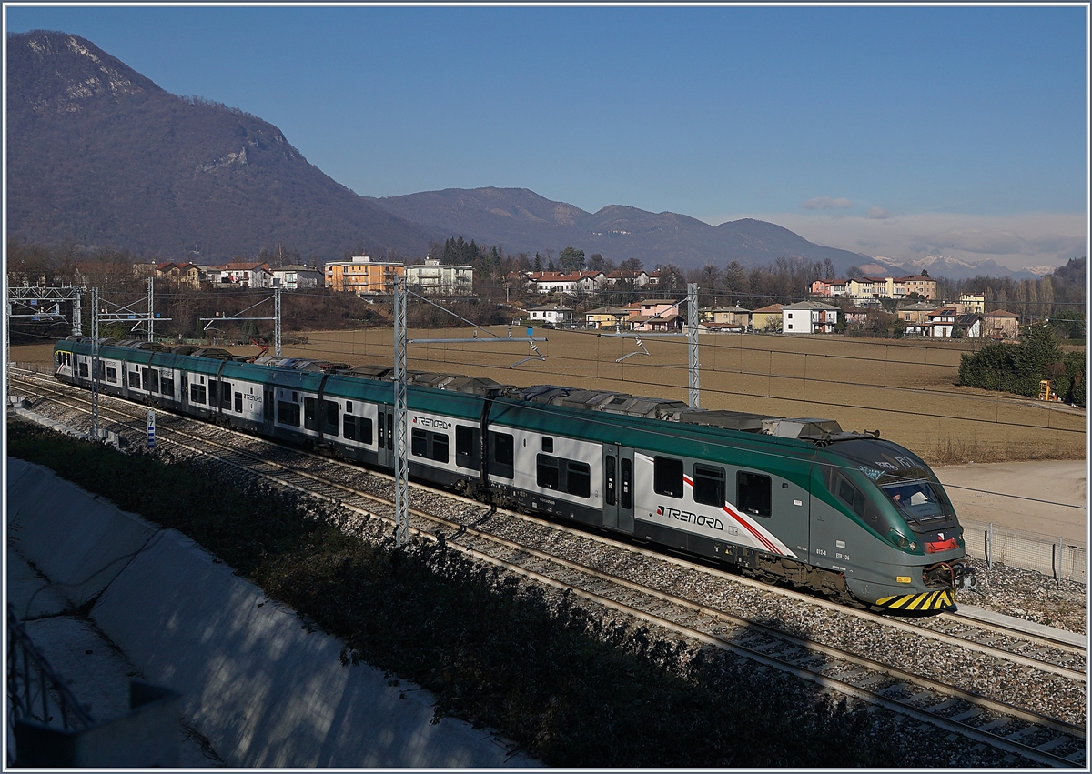 Der Trenord ETR 526 012 (die sechsteilige Variante des ETR 425) als RE von Milano Porta Garibaldi kurz nach Arcisate auf dem Weg nach Porto Ceresio.
5. Jan. 2018