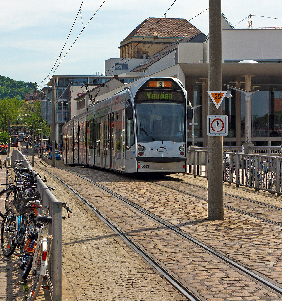 Der Triebwagen 281 ein Siemens Combino Advanced (siebenteiliger Zweirichtungswagen) der Freiburger Verkehrs AG (VAG) überquert die Stühlingerbrücke (Freiburg im Breisgau) am 25.05.2012, als Linie 3 in Richtung Vauban. 

Die Freiburger Straßenbahn/Stadtbahn hat eine Spurweite von 1.000 mm  (Meterspur) und wird mit 750 V Gleichstrom (DC) betrieben.