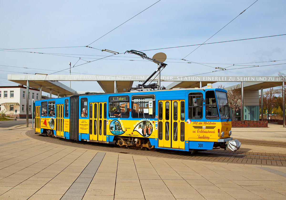 
Der Triebwagen 301 der Th�ringerwaldbahn und Stra�enbahn Gotha GmbH (TWSB), ein Tatra (ČKD Praha) Kurzgelenktriebwagen vom Typ KT4D mod (mod f�r „modernisiert“), f�hrt am 30.04.2016 von der Station Hauptbahnhof Gotha, als Linie 4 „Waldbahn“ los in Richtung Tabarz.

Die Th�ringerwaldbahn ist eine �berlandstra�enbahn in Th�ringen. Sie bedient von Gotha ausgehend den Nordrand des Th�ringer Waldes. Im engeren Sinn steht der Begriff Th�ringerwaldbahn f�r die Linie 4 der Stra�enbahn Gotha. Betrieben wird sie mit dieser von der Th�ringerwaldbahn und Stra�enbahn Gotha GmbH (TWSB).

Die Fahrt mit der Th�ringerwaldbahn beginnt am Bahnhof Gotha, der von der Stra�enbahngesellschaft als Hauptbahnhof bezeichnet wird, und f�hrt in das 21,7 Kilometer entfernte Tabarz am Fu�e des Gro�en Inselsbergs. Die Reisezeit �ber die Gesamtstrecke betr�gt knapp eine Stunde, dabei werden 22 Haltestellen bedient. 

Der Treibwagen 301 wurde 1981 von ČKD Tatra in Prag gebaut. Zwischen 1997 und 2000 wurden die TW 301 bis in Eigenarbeit durch die Th�ringerwaldbahn und Stra�enbahn Gotha GmbH in Zusammenarbeit mit Kiepe-Elektronik vollst�ndig modernisiert, es wurde nahezu die gesamte elektrische Ausr�stung ausgetauscht. Es gibt zwei verschiedene Ausf�hrungen der Tatra Triebwagen,  die Stadtausf�hrung, wie bei diesem Triebwagen (301) mit 26 Sitzpl�tzen, sowie die �berlandausf�hrung mit 44 Sitzpl�tzen.

Technische Daten:
Spurweite: 1.000 mm (Meterspur)
Achsformel: Bo'Bo'
Bauart: 4-achsiger Stra�enbahn-Einrichtungs-Kurzgelenktriebwagen
L�nge �ber Kupplung: 19.015 mm
L�nge: 18.110 mm
H�he: 3.100 mm
Breite: 2.200 mm
Drehzapfenabstand: 8.900 mm
Drehgestellachsstand: 1.900 mm
Leergewicht: 20,3 t
H�chstgeschwindigkeit: 63 km/h
Stundenleistung: 160 kW (4 x 40 kW)
Stromsystem: 600 Volt DC (=)
Anzahl der Fahrmotoren: 4
Antriebsmotoren: TE 022H

ČKD Tatra baute zwischen 1974 und 1997 insgesamt 1.753 Triebwagen von dem Typ KT4D, u.a. f�r die St�dte Berlin, Brandenburg an der Havel, Cottbus, Erfurt, Frankfurt (Oder), Gera, Gotha, G�rlitz, Leipzig, Plauen, Potsdam und Zwickau
